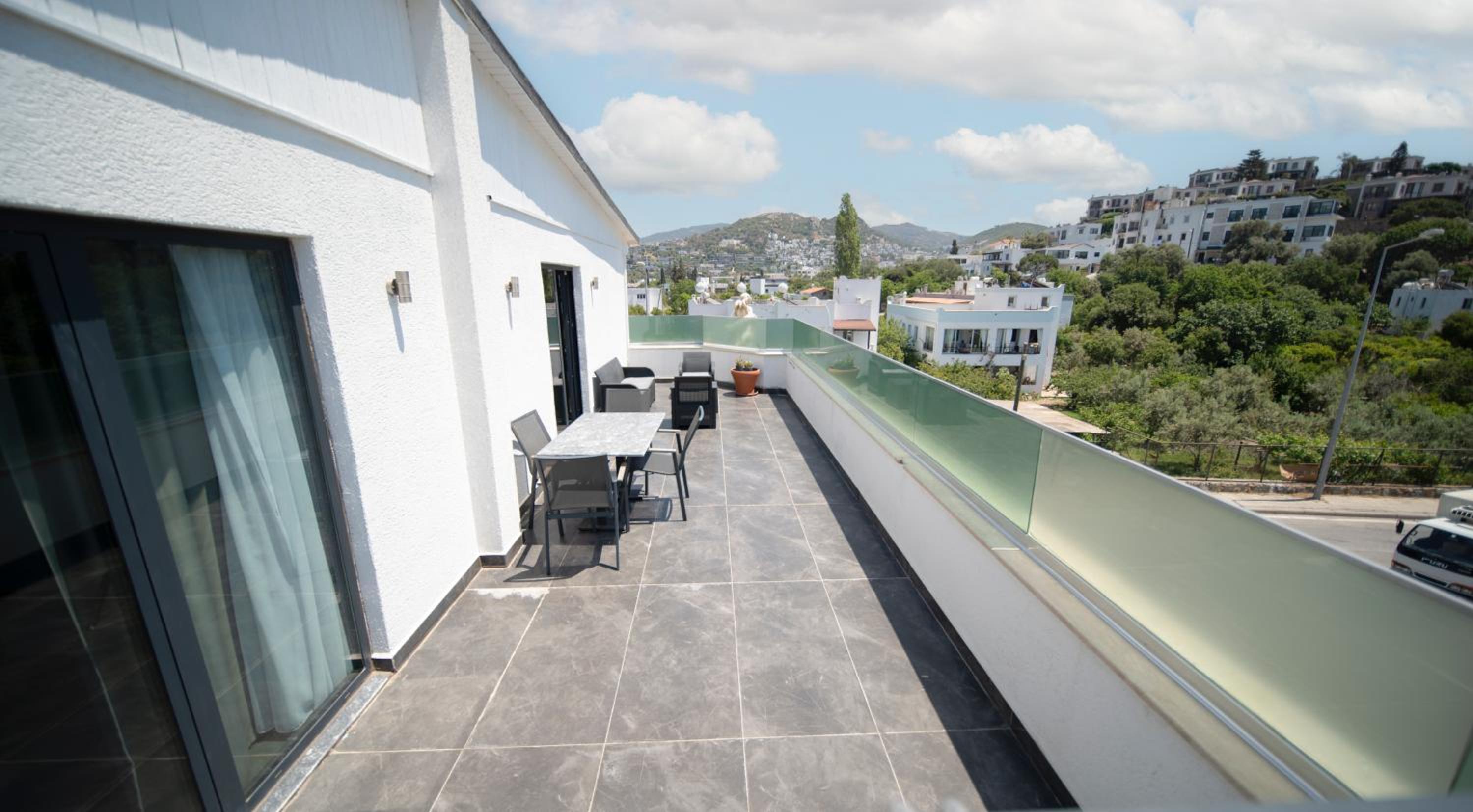 King Suite with Balcony - Photo 11