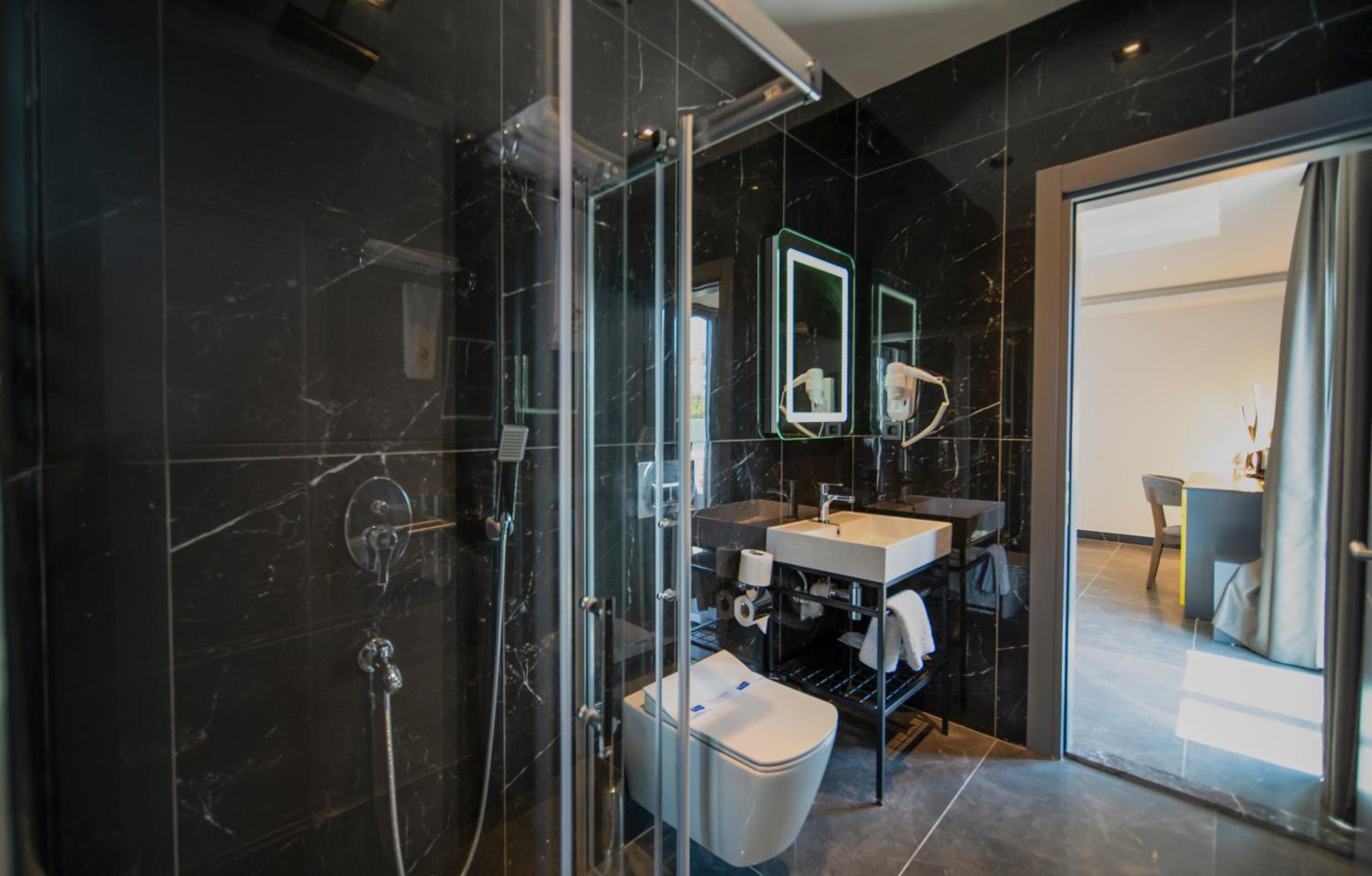 King Suite with Balcony - Photo 6