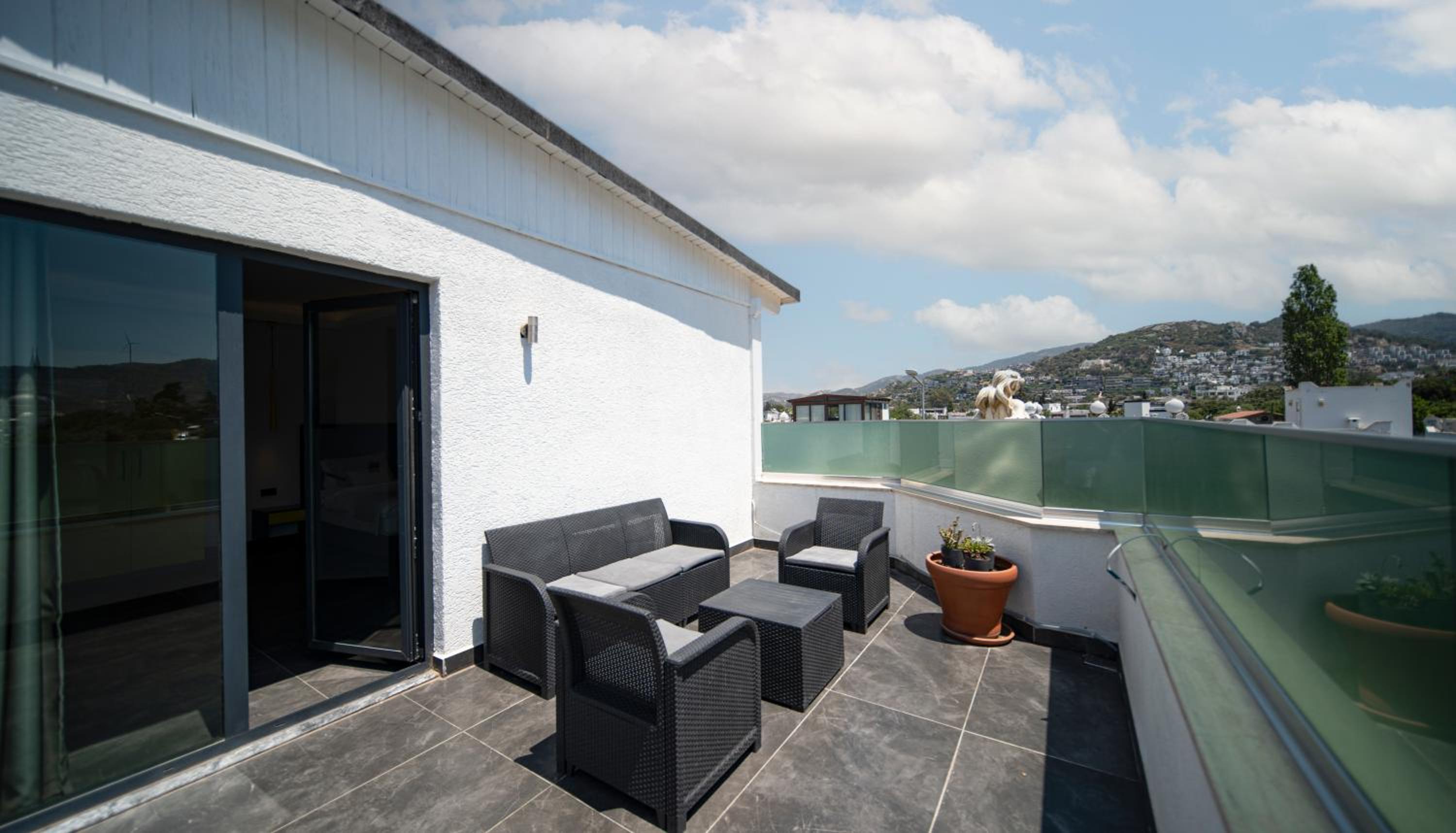 King Suite with Balcony - Photo 2