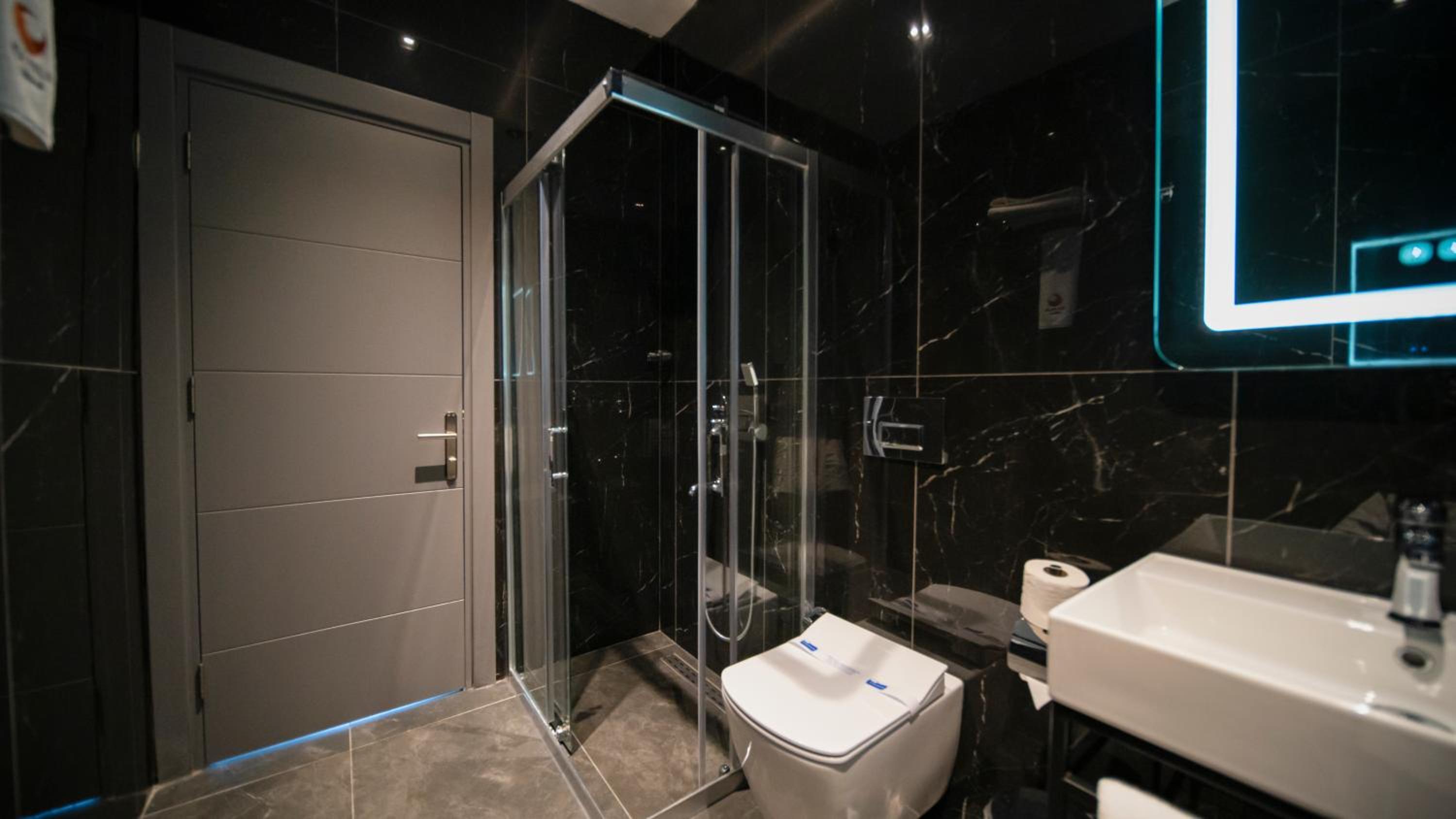 King Suite with Balcony - Photo 5