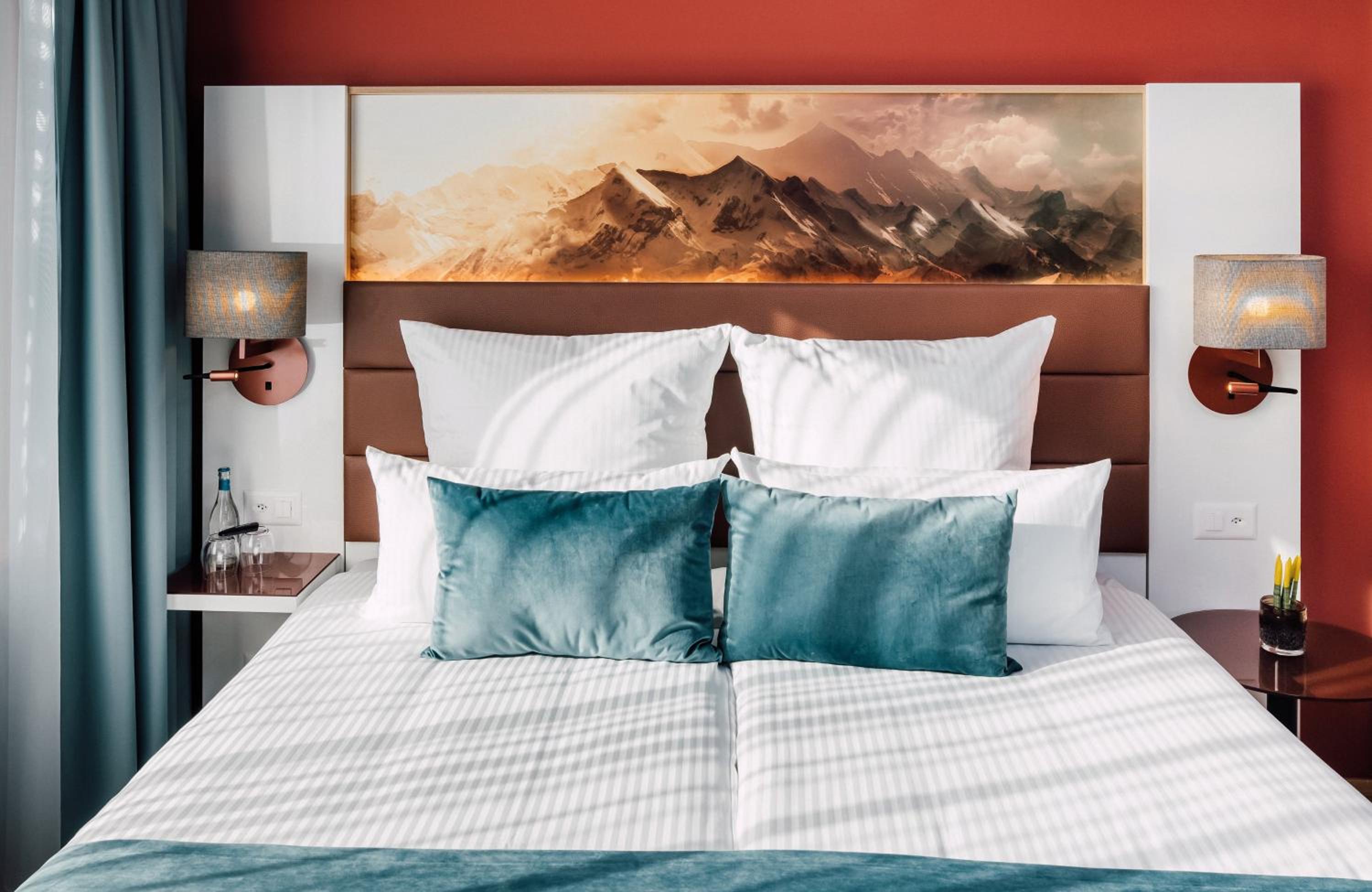 Deluxe Double or Twin Room thumbnail 6