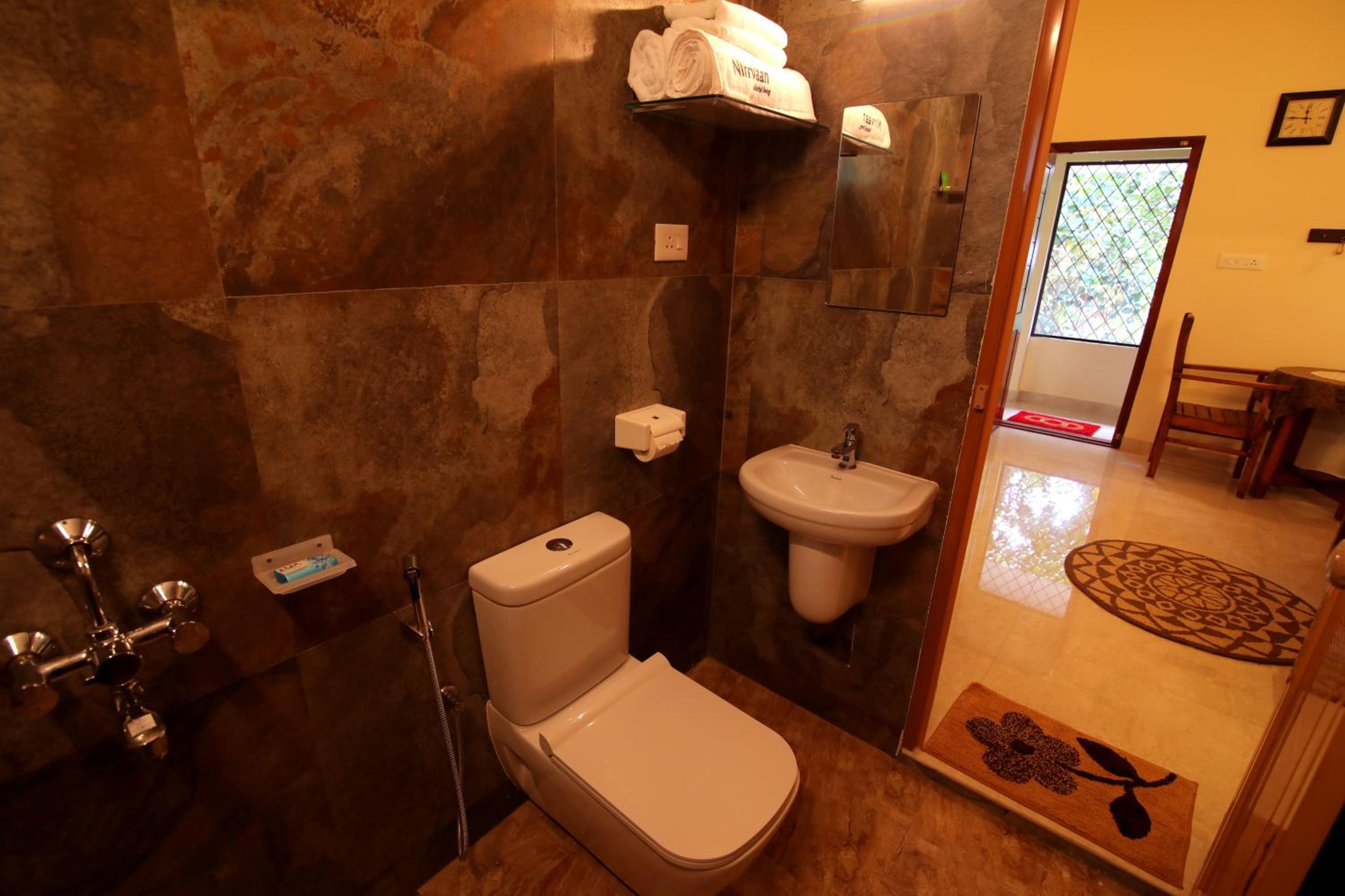 Deluxe Double Room (2 Adults + 1 Child) photo 3