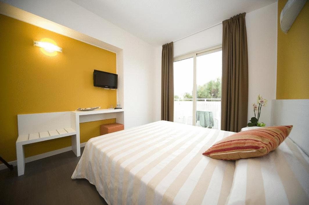 Superior Double Room with Balcony - Photo 13