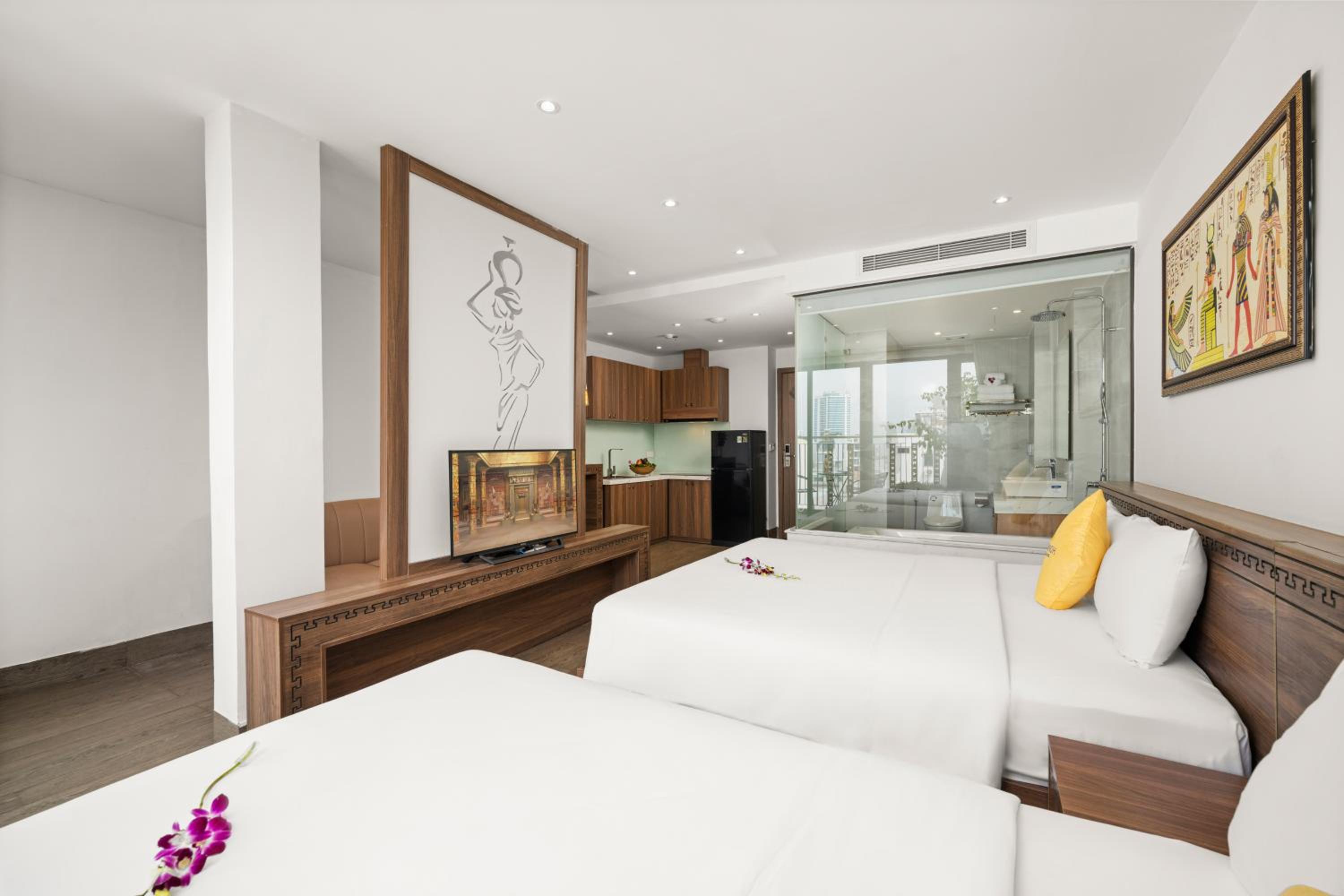 Family Suite with Balcony - Photo 2