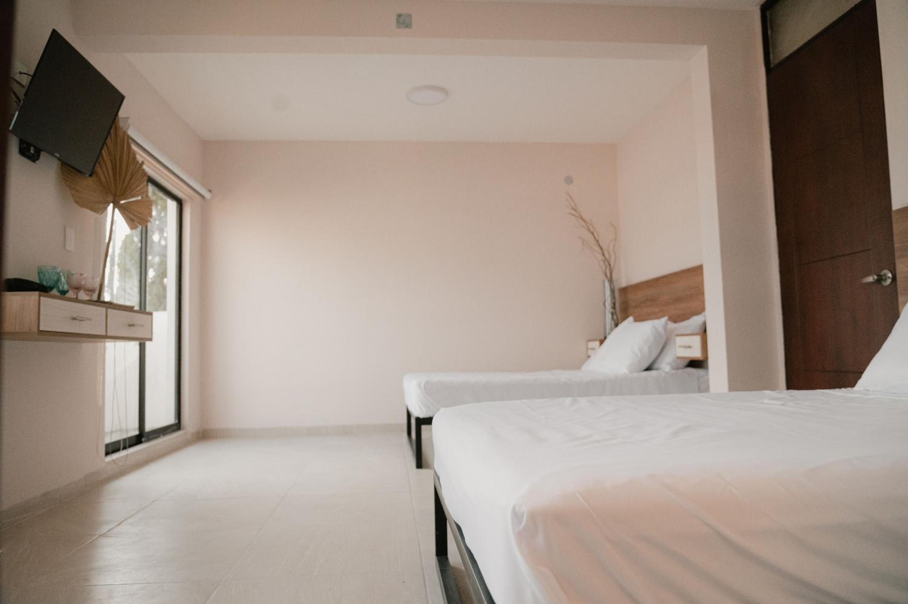 Twin Room with City View - Photo 11