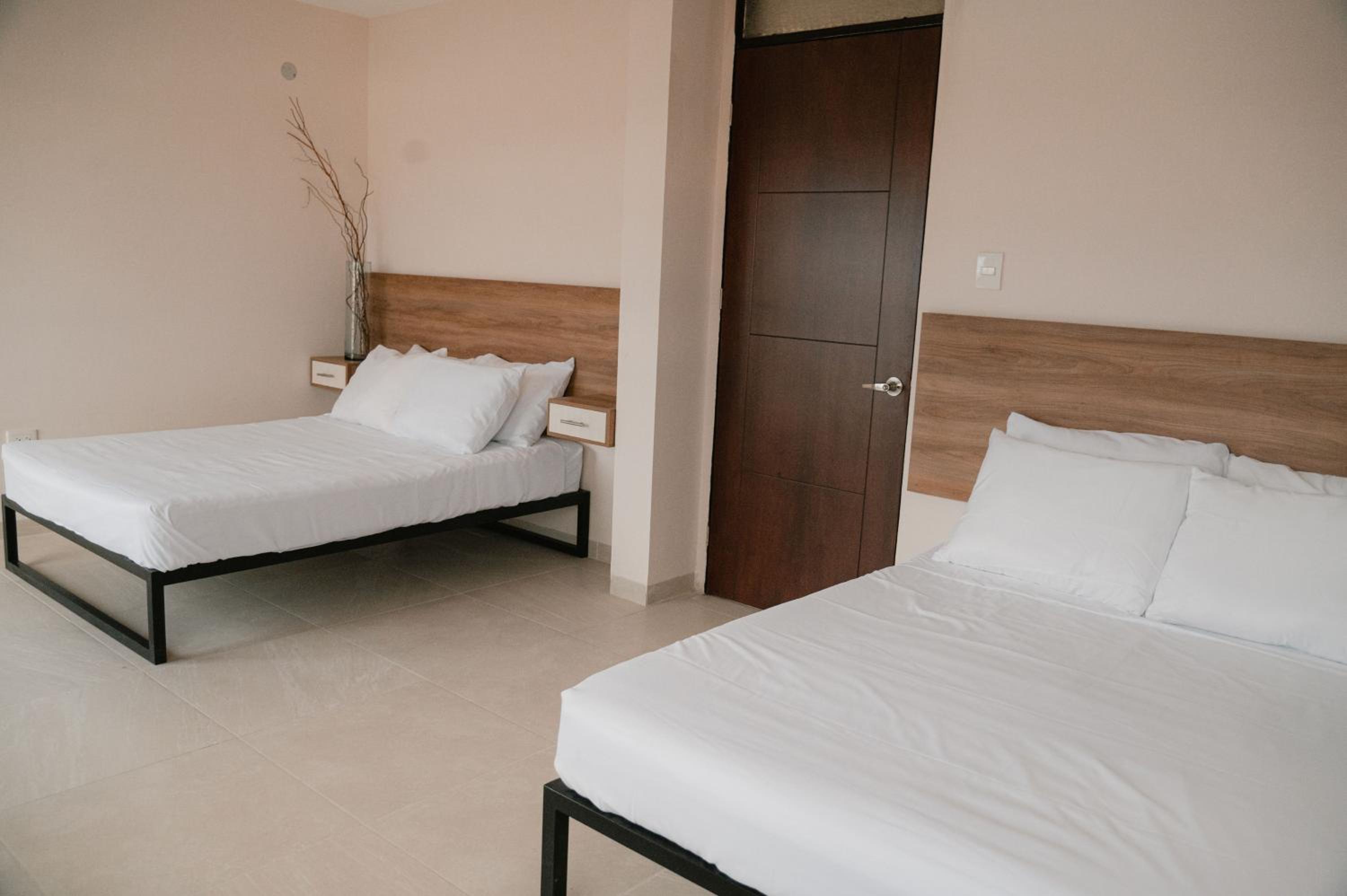 Twin Room with City View - Photo 8