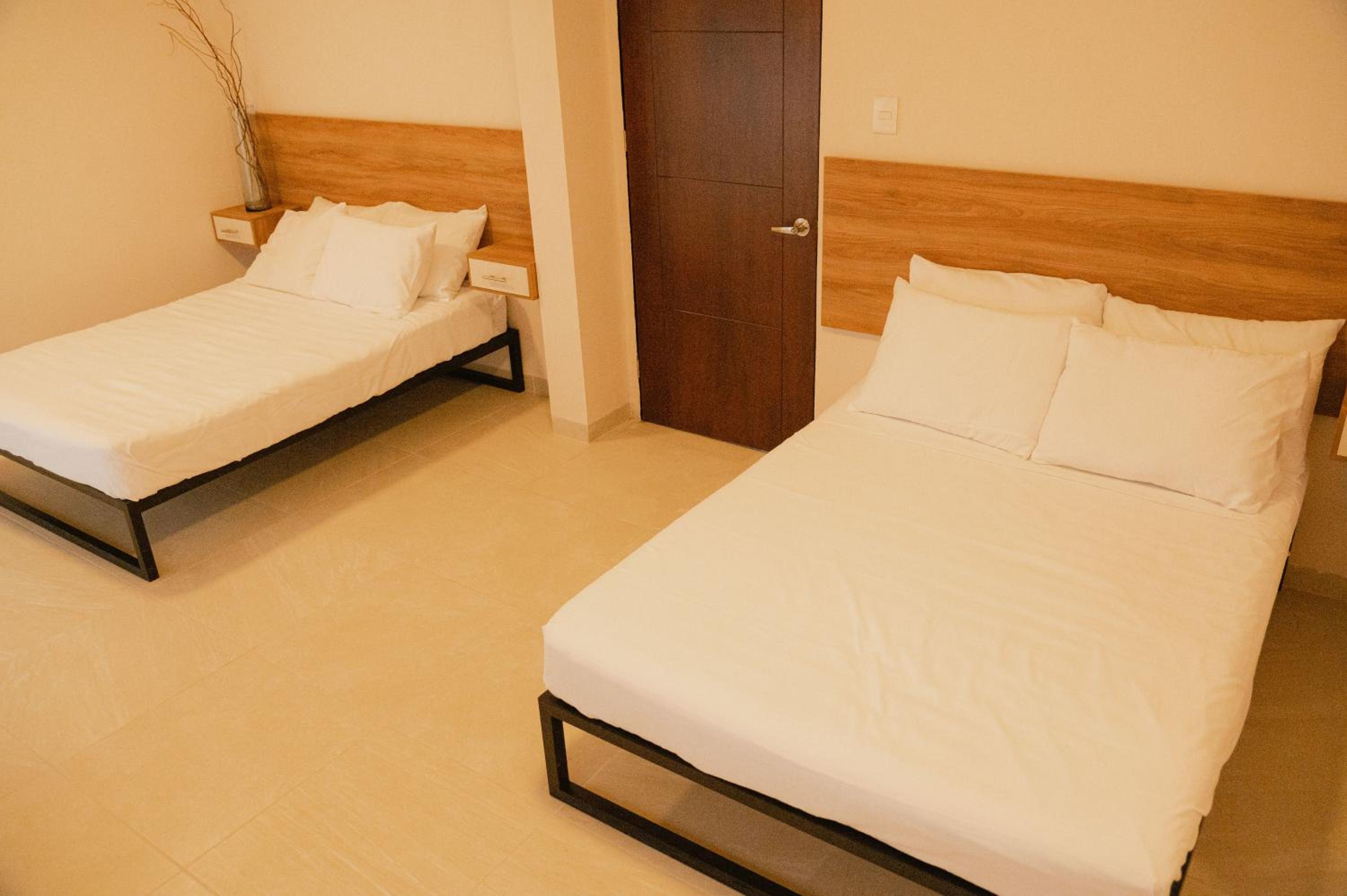 Twin Room with City View - Photo 7