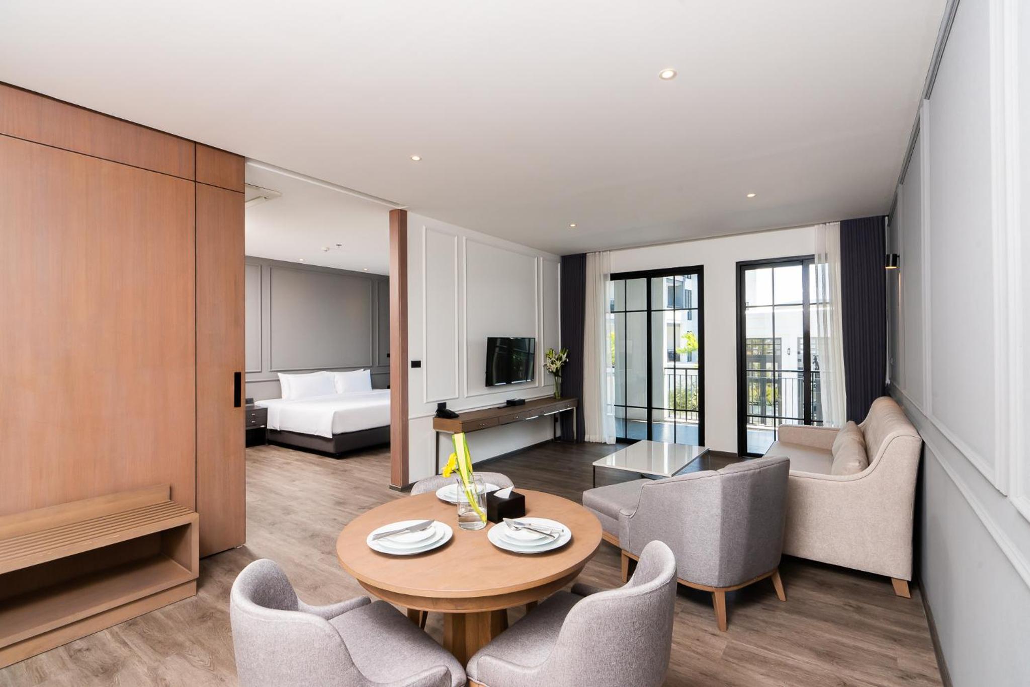 One-Bedroom Suite with Pool View - Photo 22