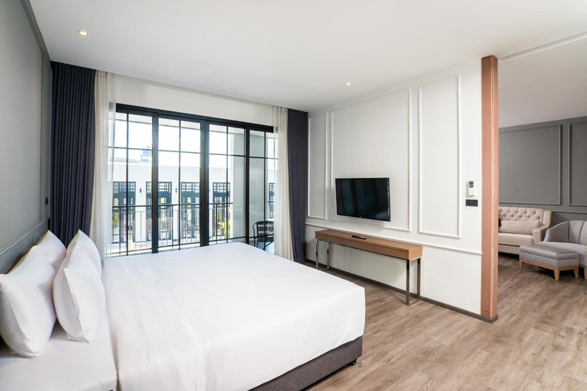 One-Bedroom Suite with Pool View - Photo 11