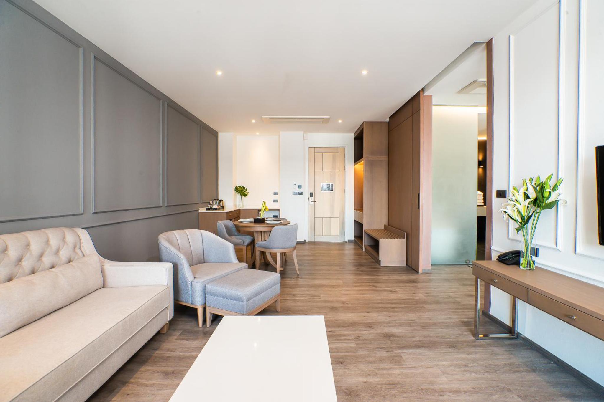 One-Bedroom Suite with Pool View - Photo 20