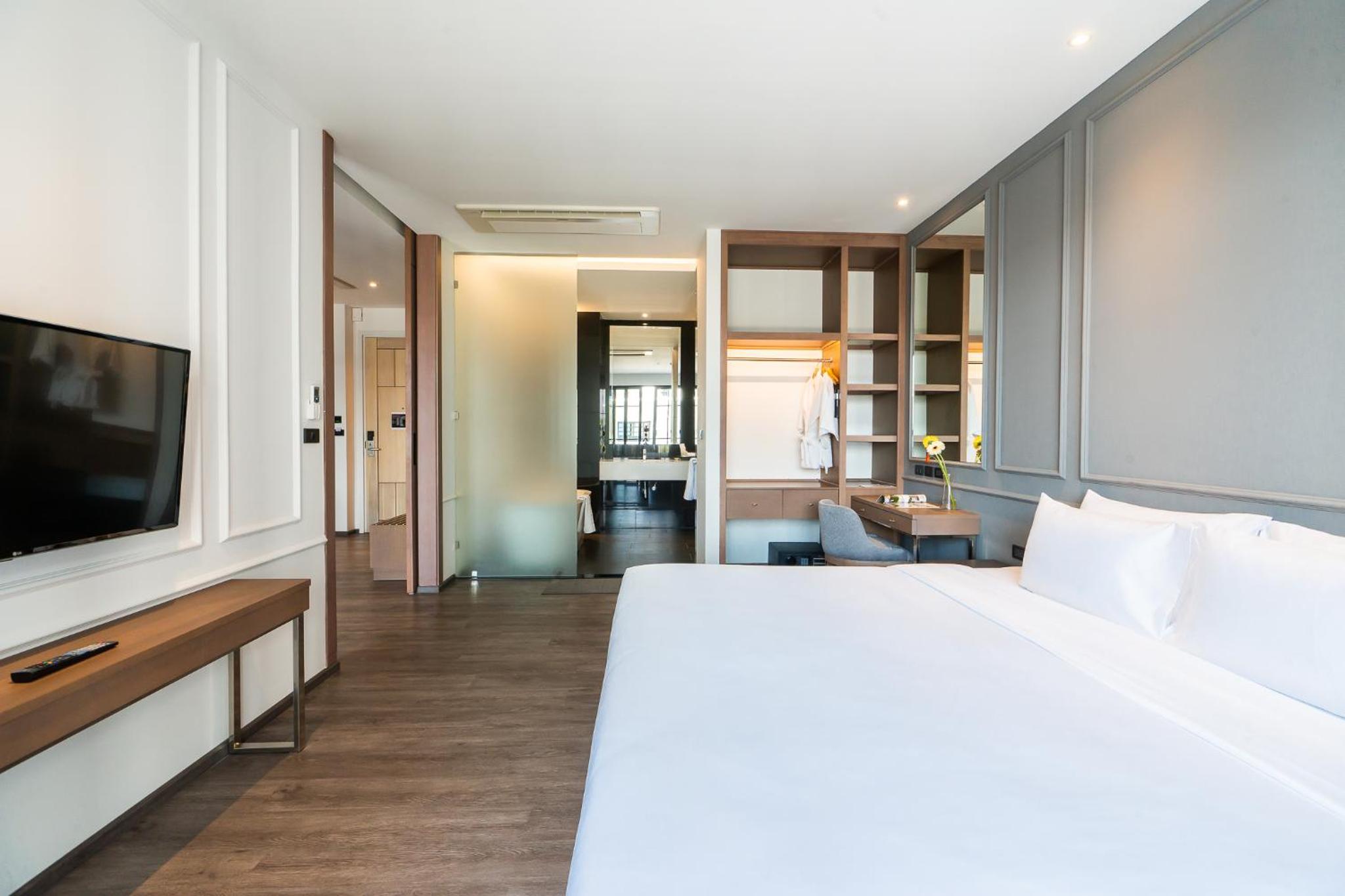 One-Bedroom Suite with Pool View - Photo 12