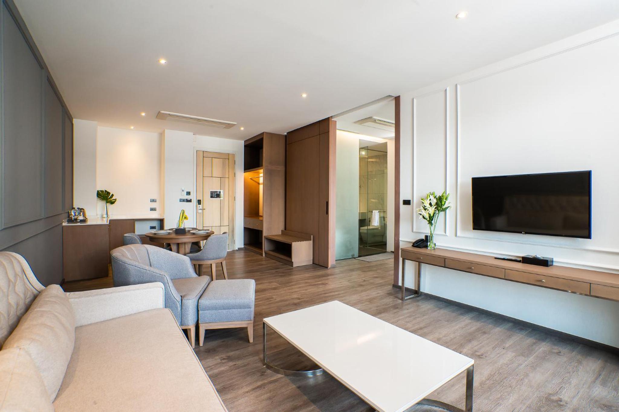 One-Bedroom Suite with Pool View - Photo 14