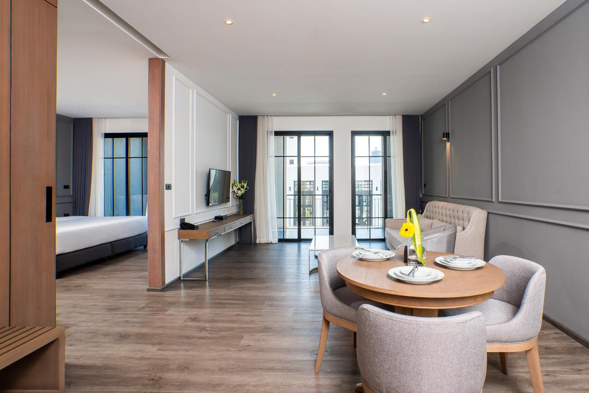 One-Bedroom Suite with Pool View - Photo 17