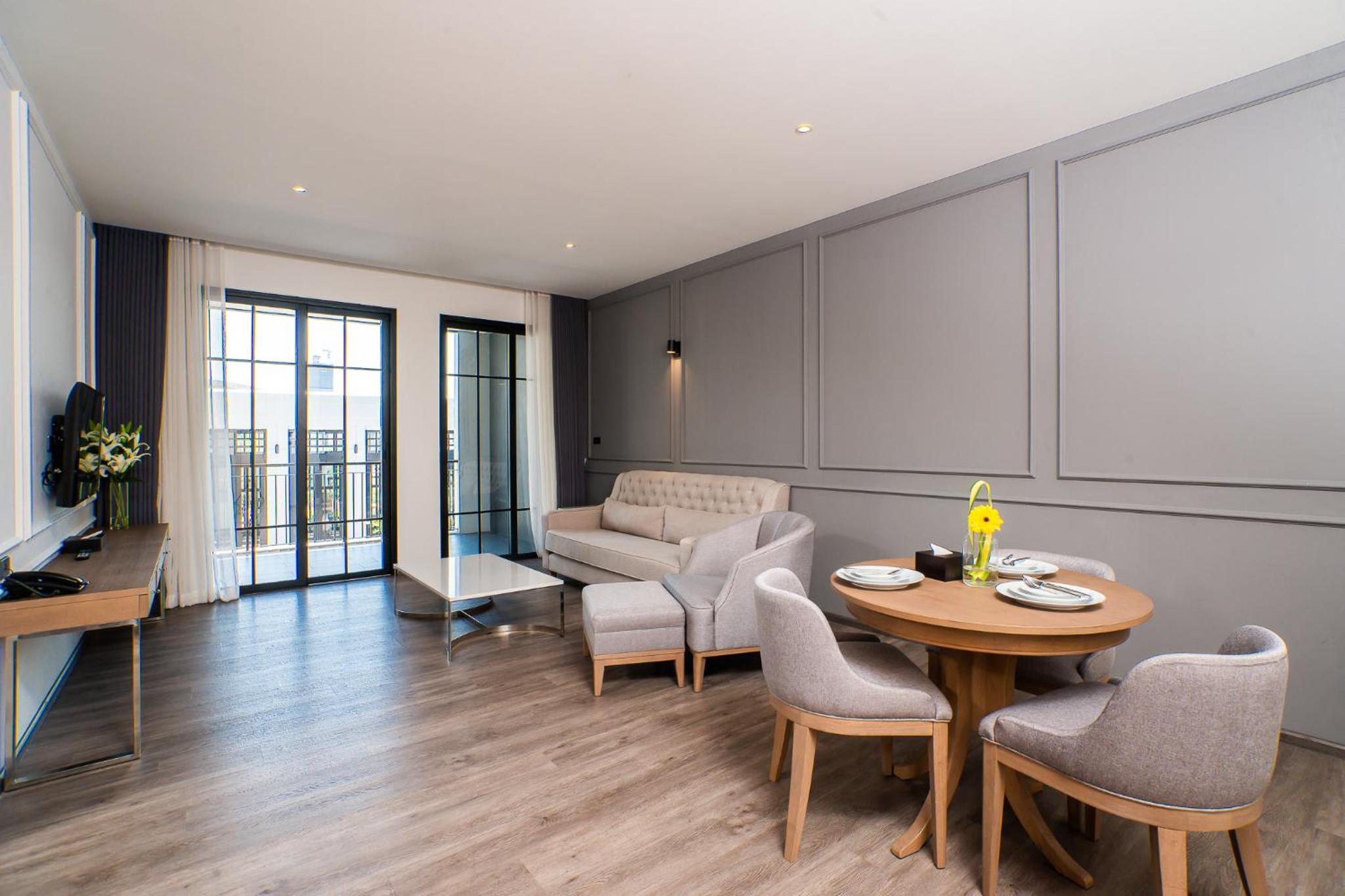 One-Bedroom Suite with Pool View - Photo 18