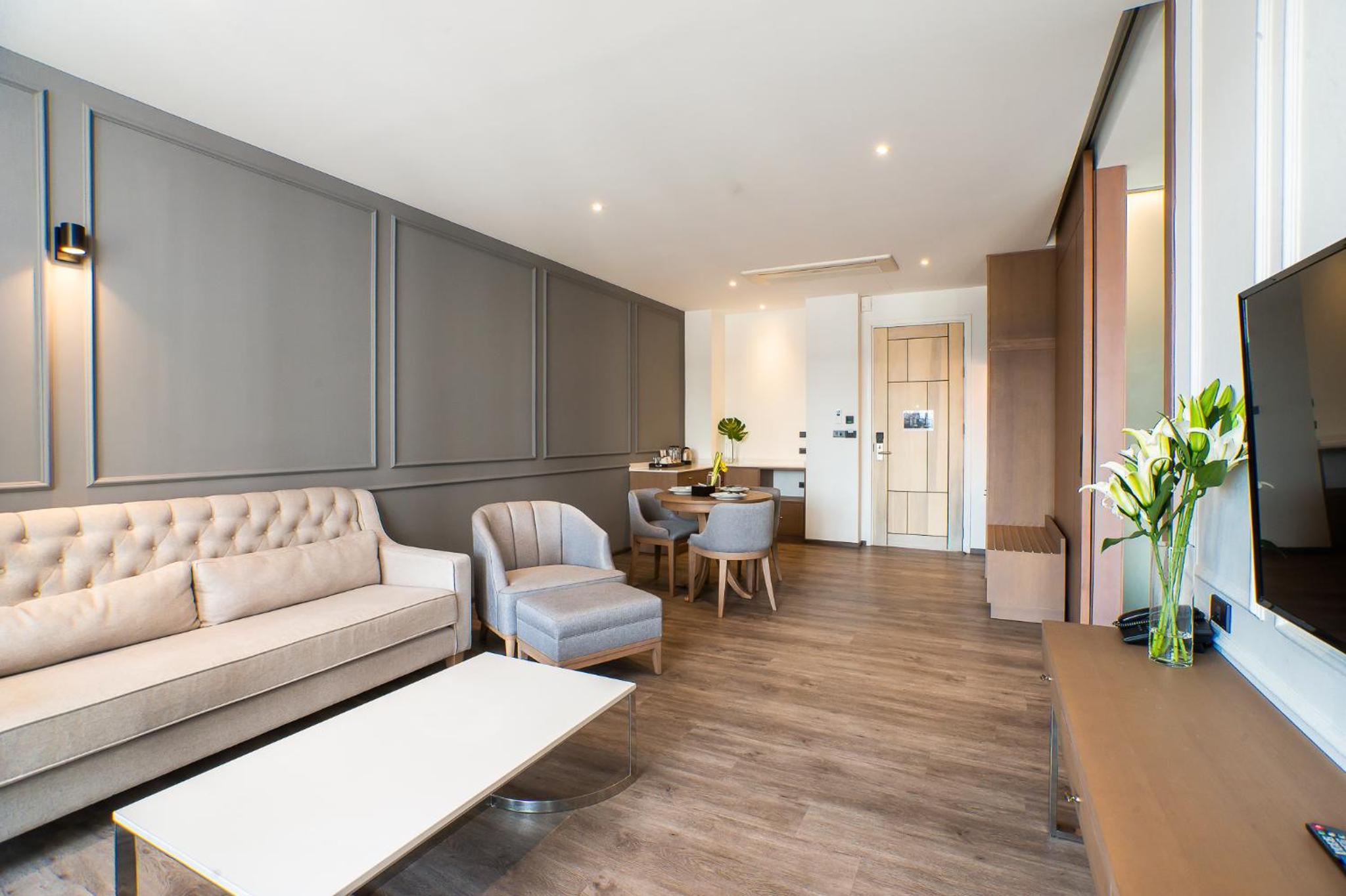 One-Bedroom Suite with Pool View - Photo 16