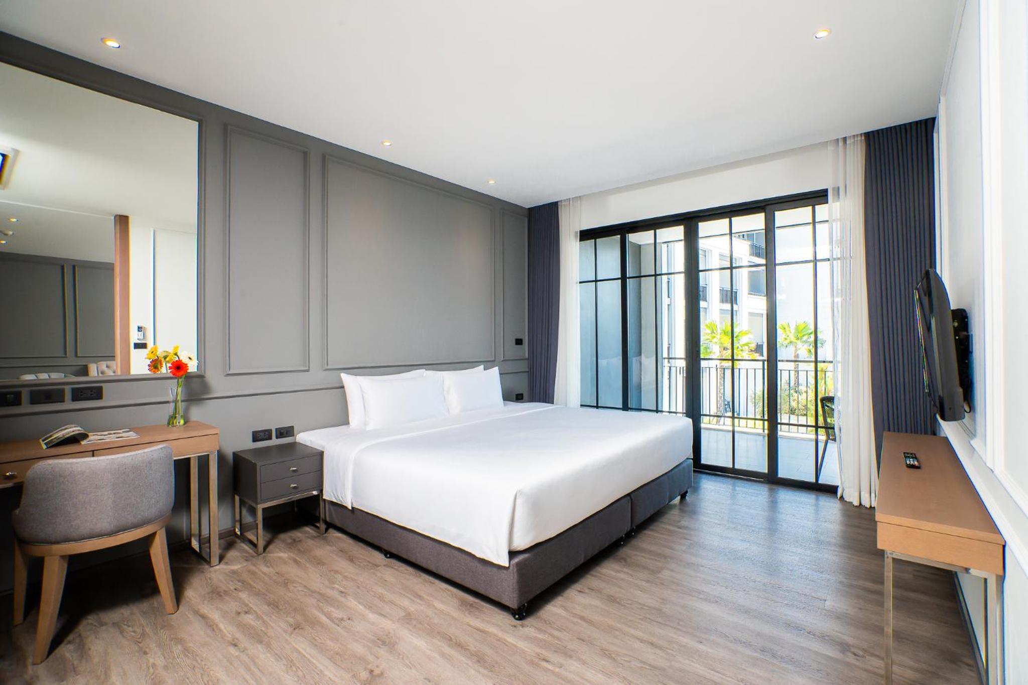 One-Bedroom Suite with Pool View - Photo 15
