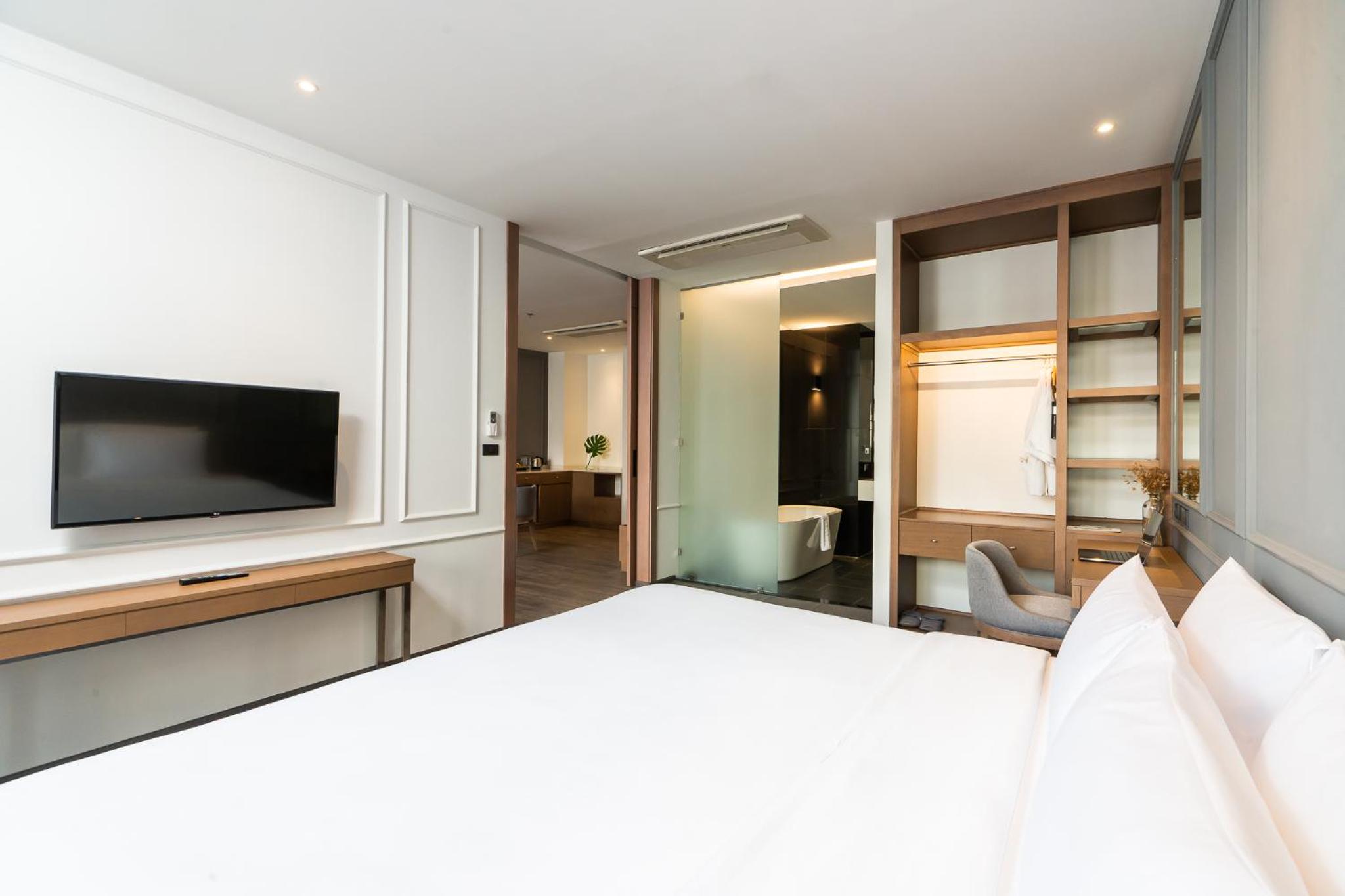 One-Bedroom Suite with Pool Access - Photo 16