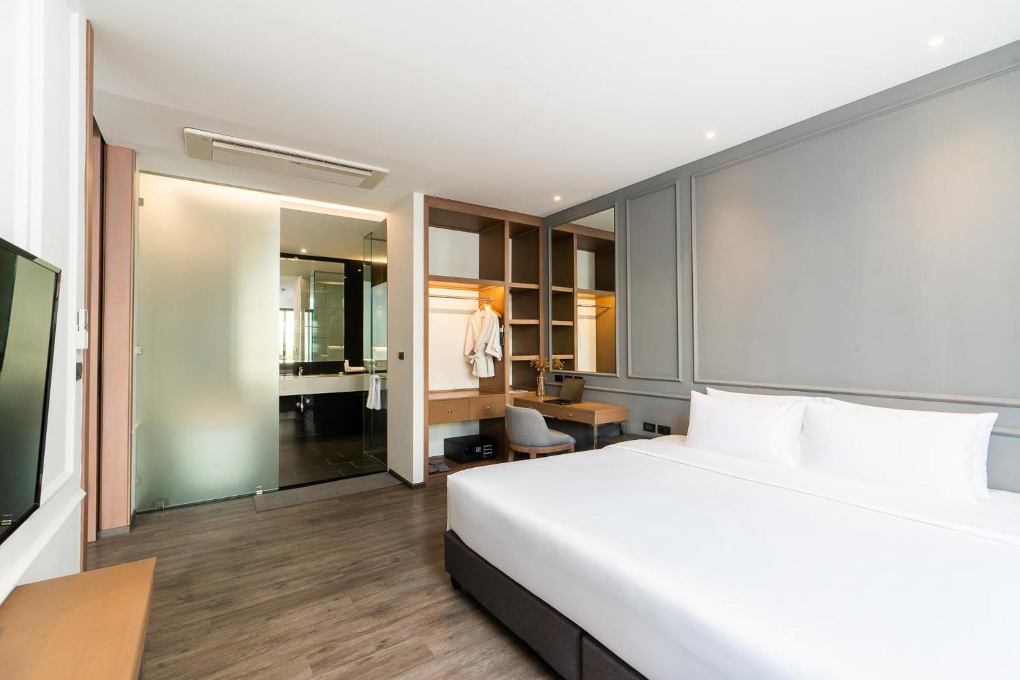 One-Bedroom Suite with Pool Access - Photo 15