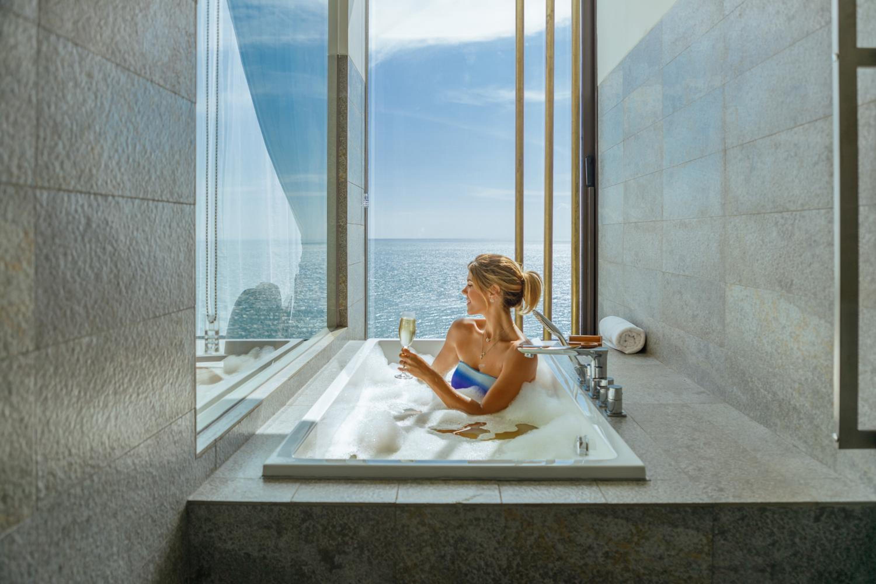 Deluxe Twin Sea View Room - Photo 3