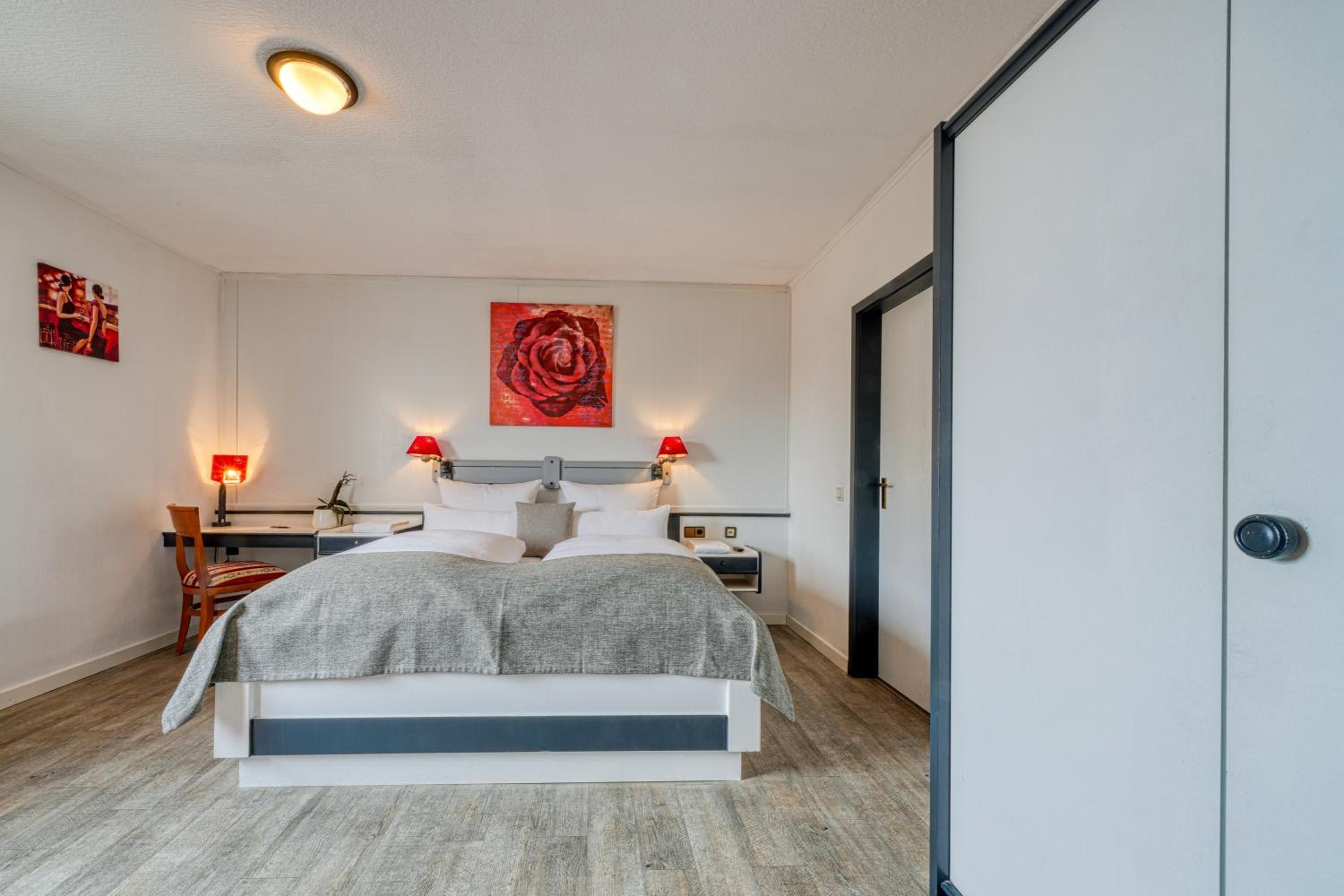 Deluxe Double Room with Balcony photo 3