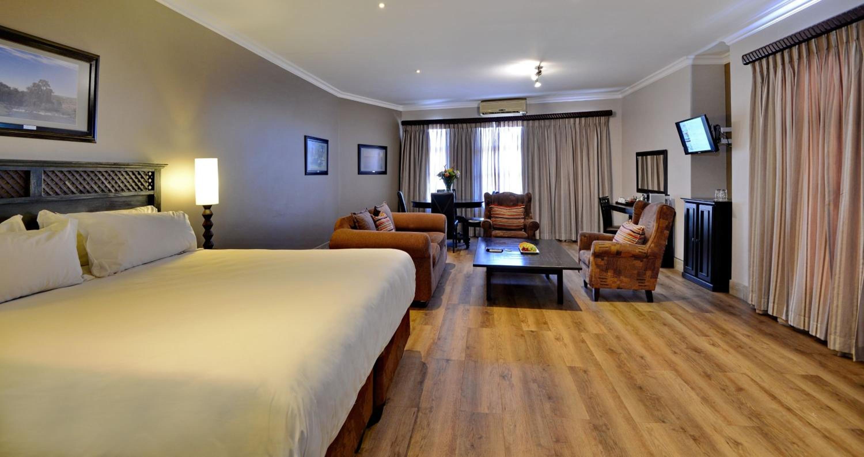 Executive Suite - Photo 8