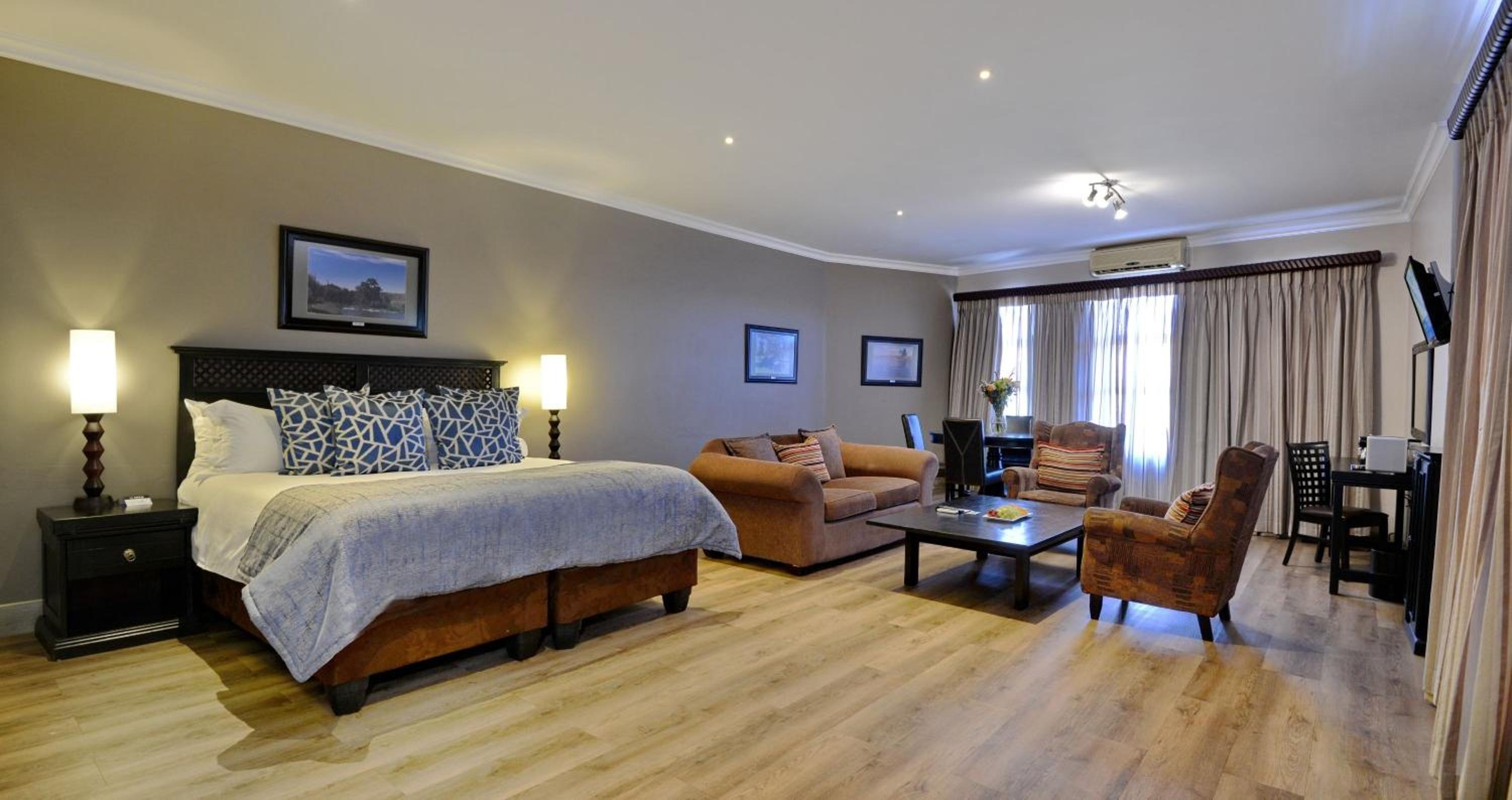 Executive Suite - Photo 2