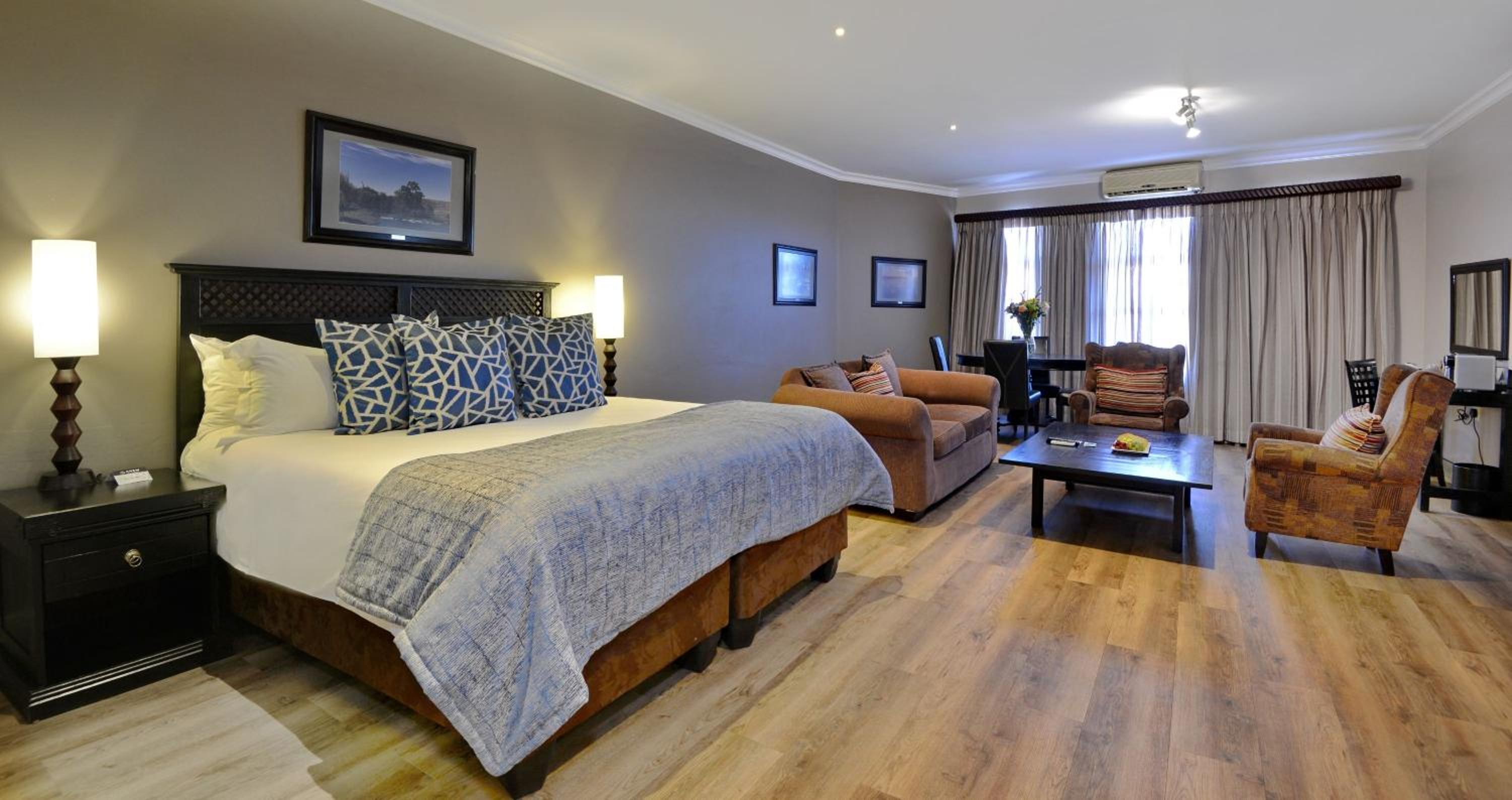 Executive Suite - Photo 3