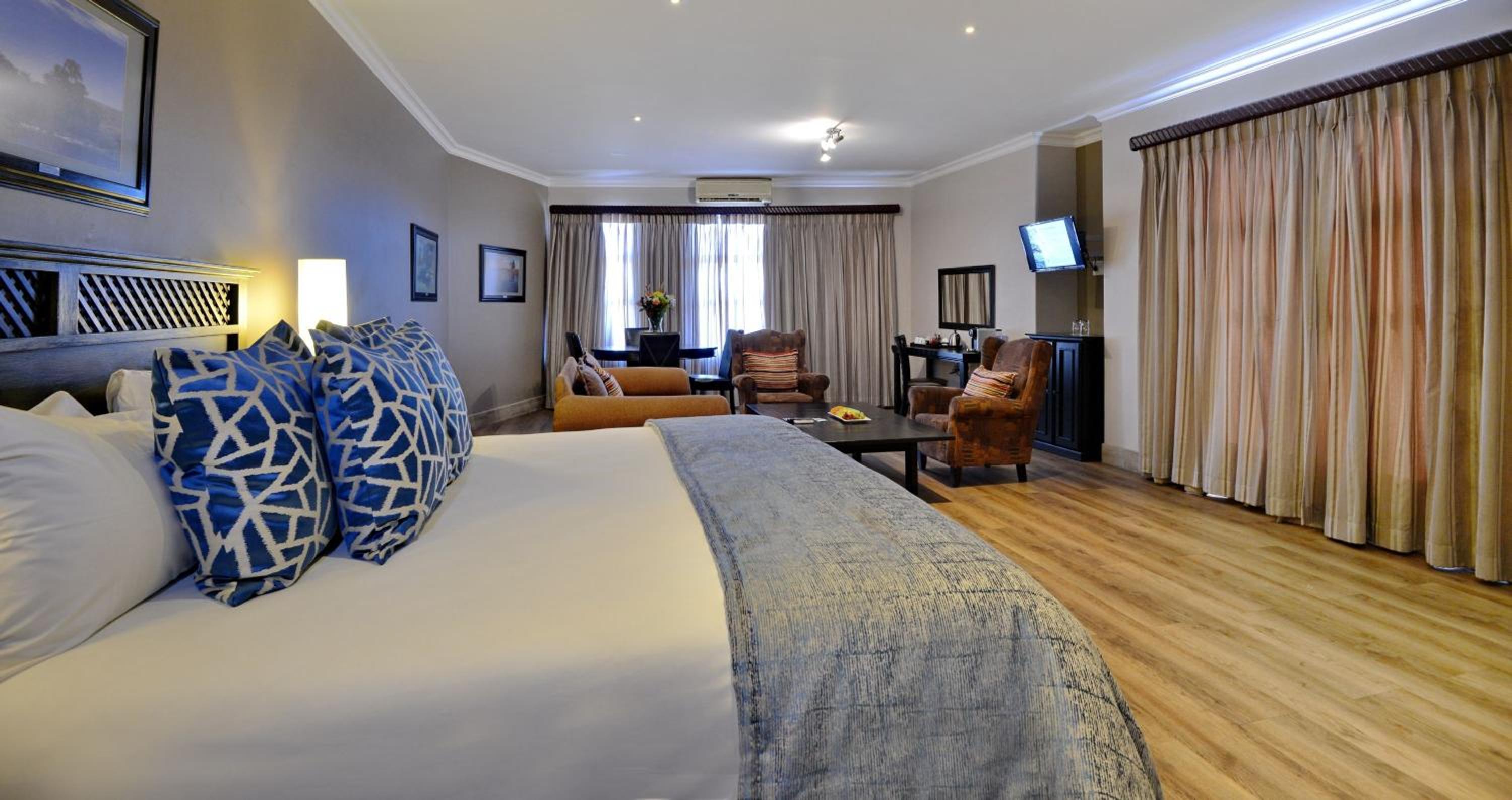 Executive Suite - Photo 4