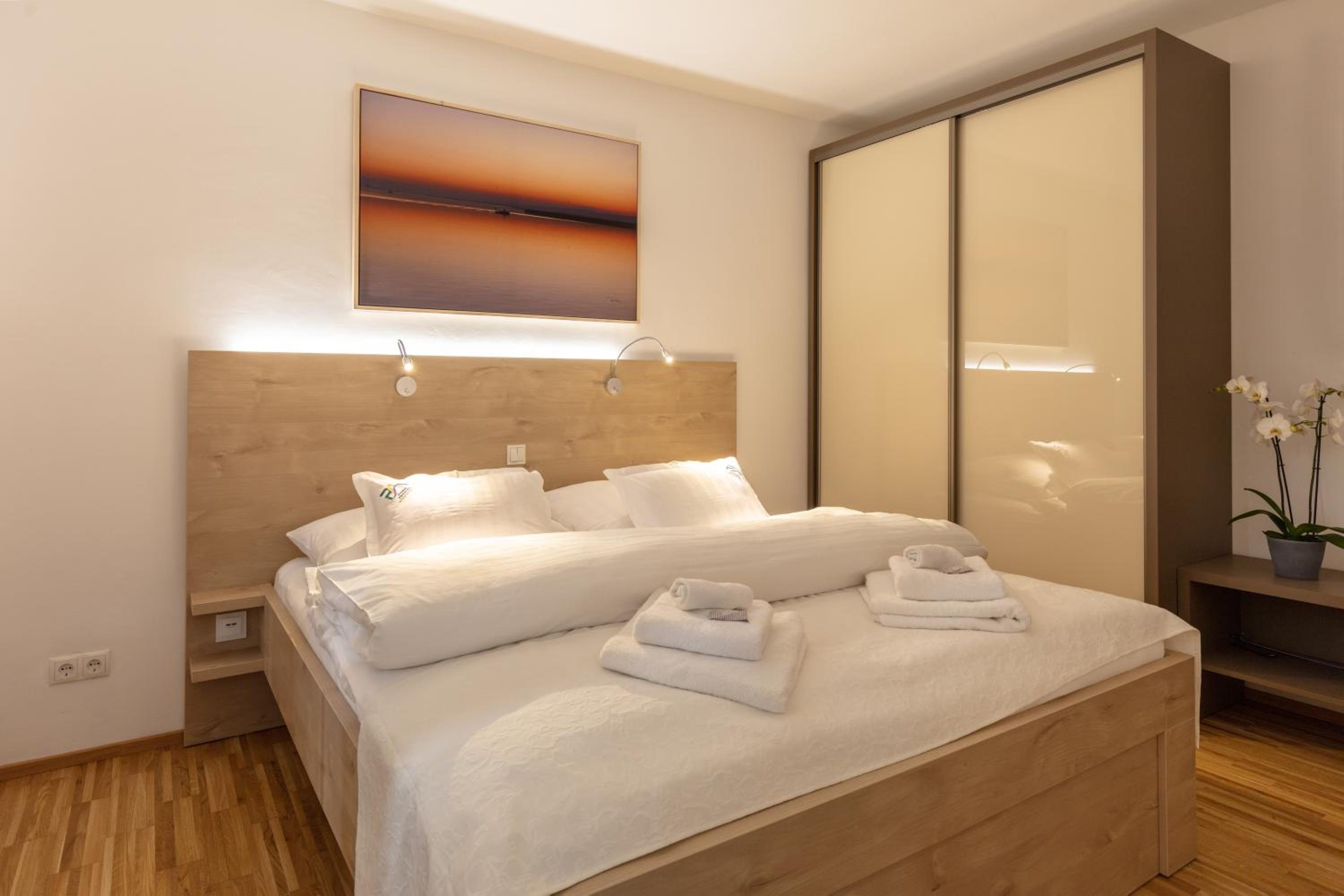 One-Bedroom Apartment with Shower photo 2