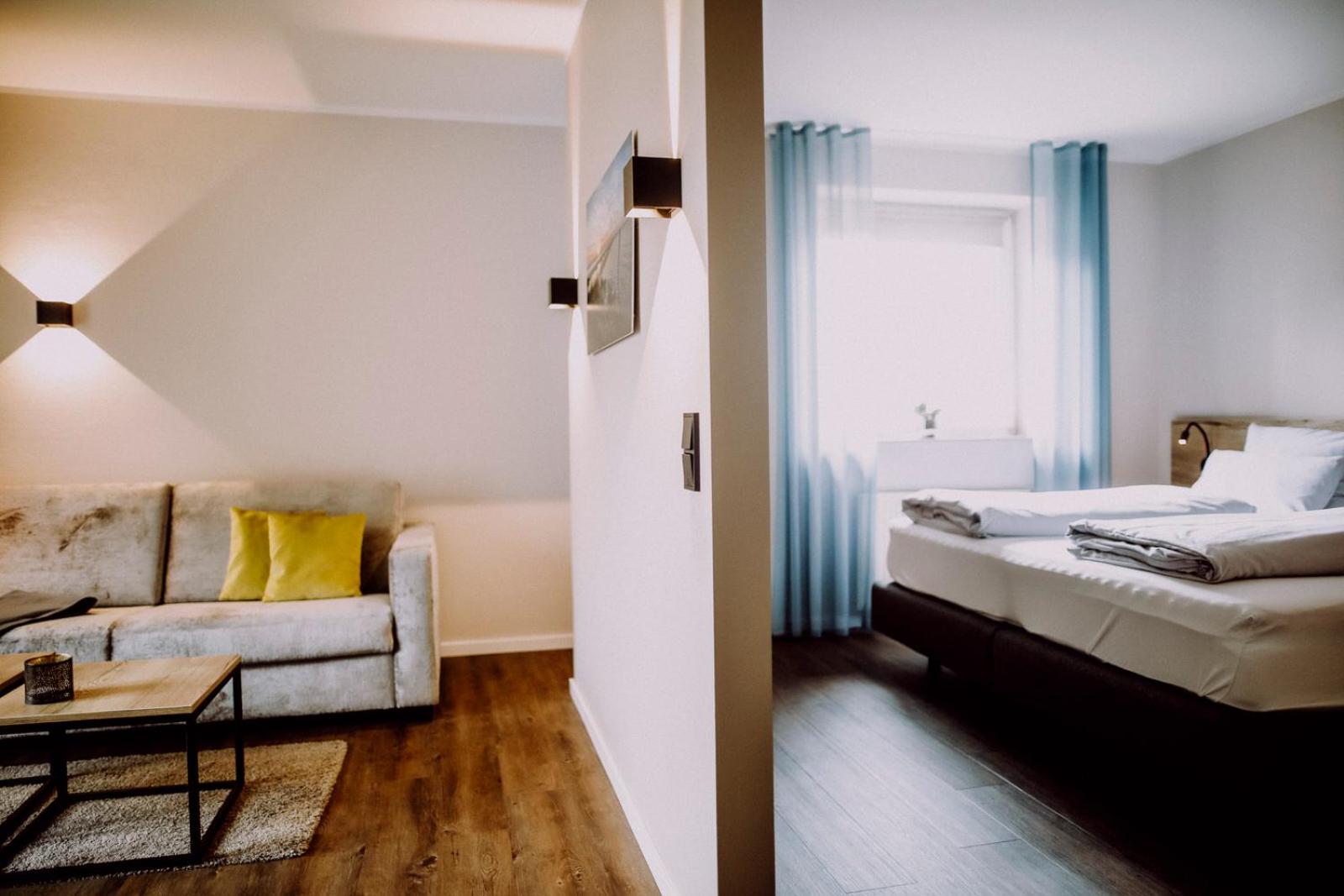 Junior Suite with Balcony - Photo 4