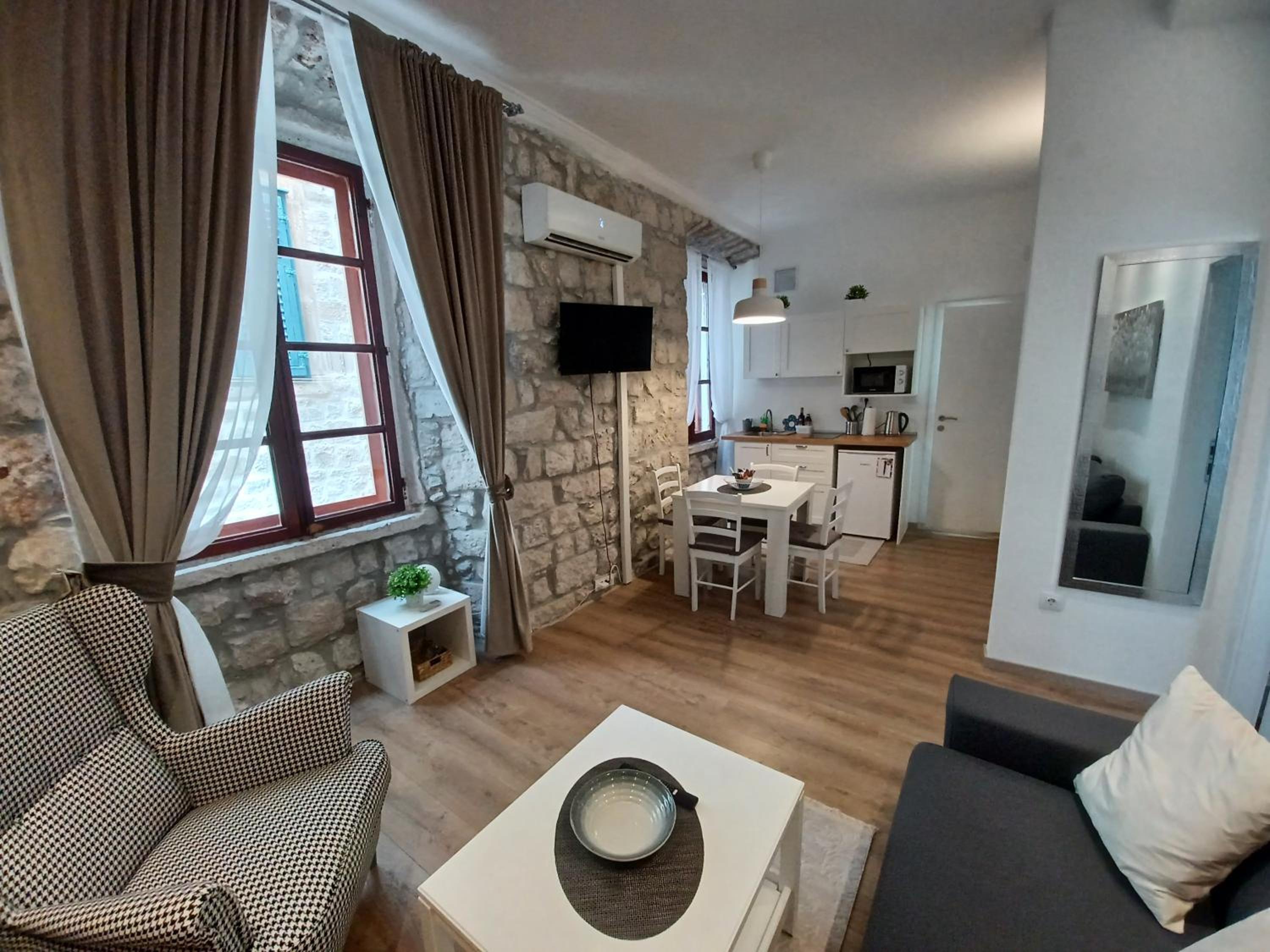 One-Bedroom Apartment photo 1