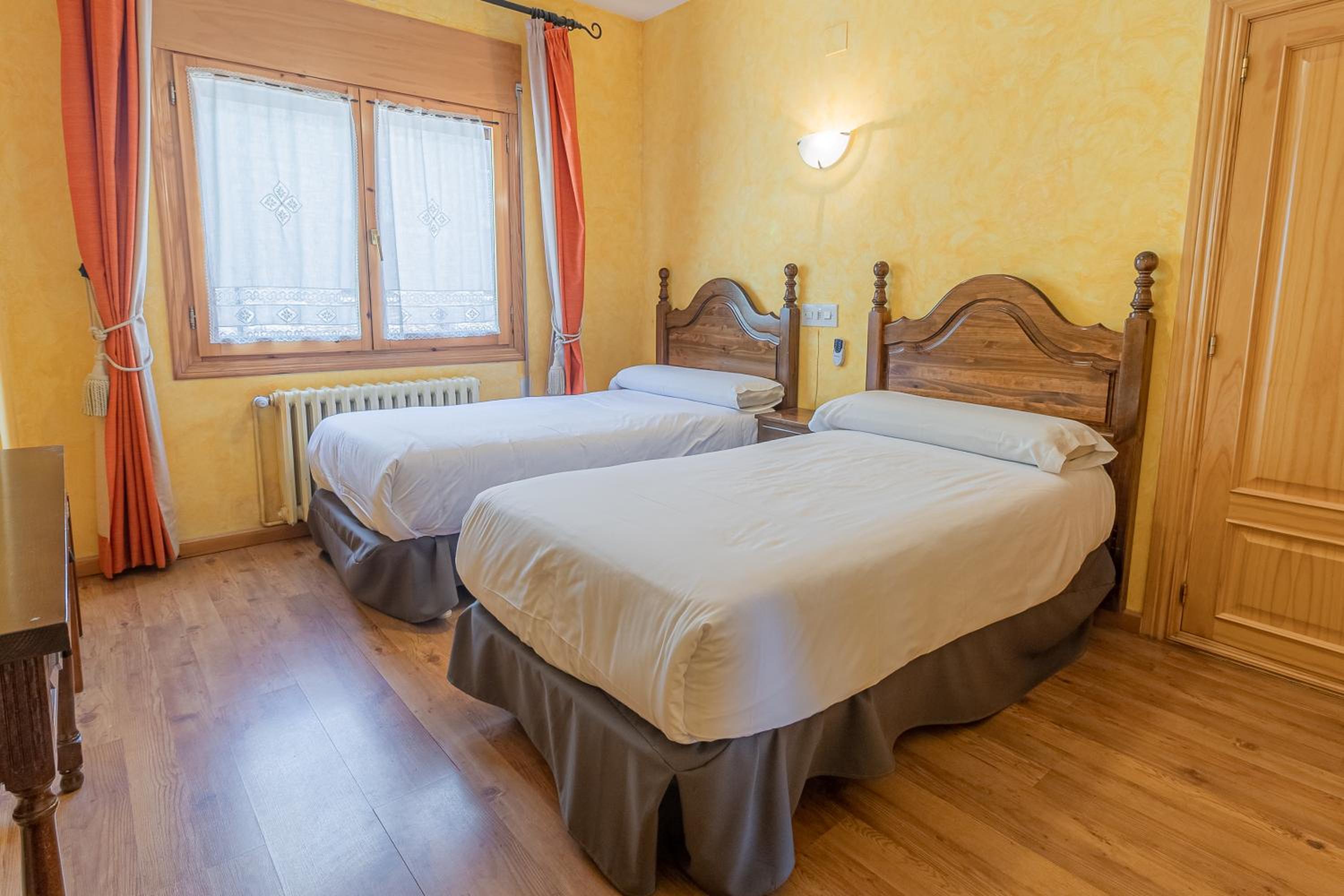 Twin Room - Photo 12