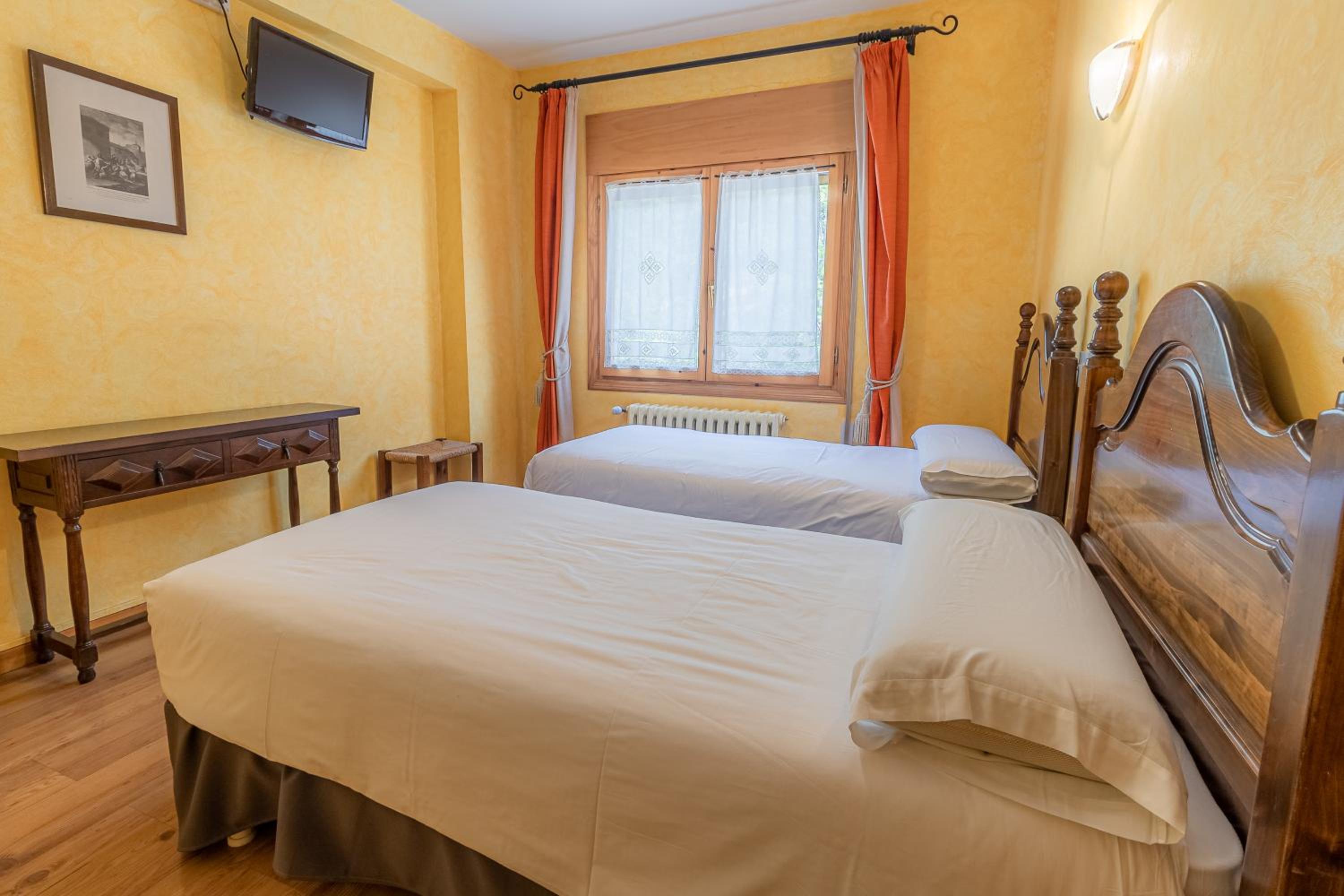 Twin Room - Photo 13