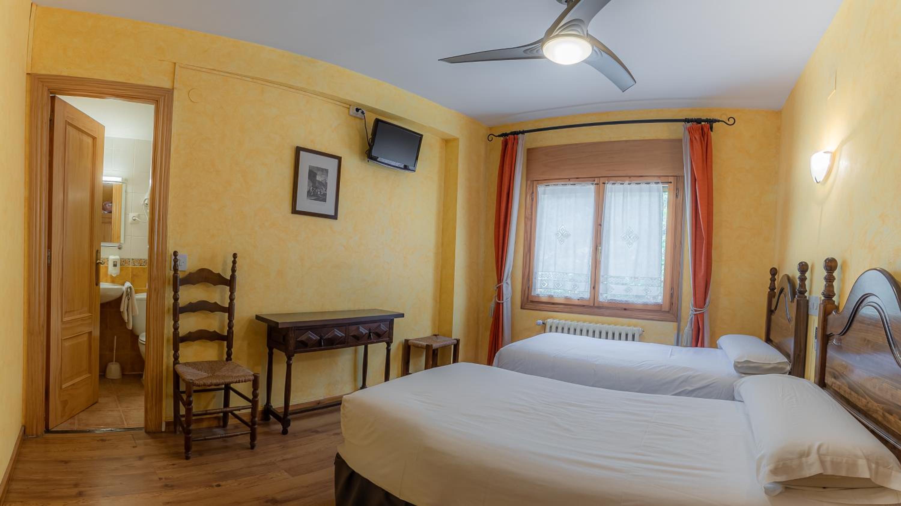 Twin Room - Photo 2