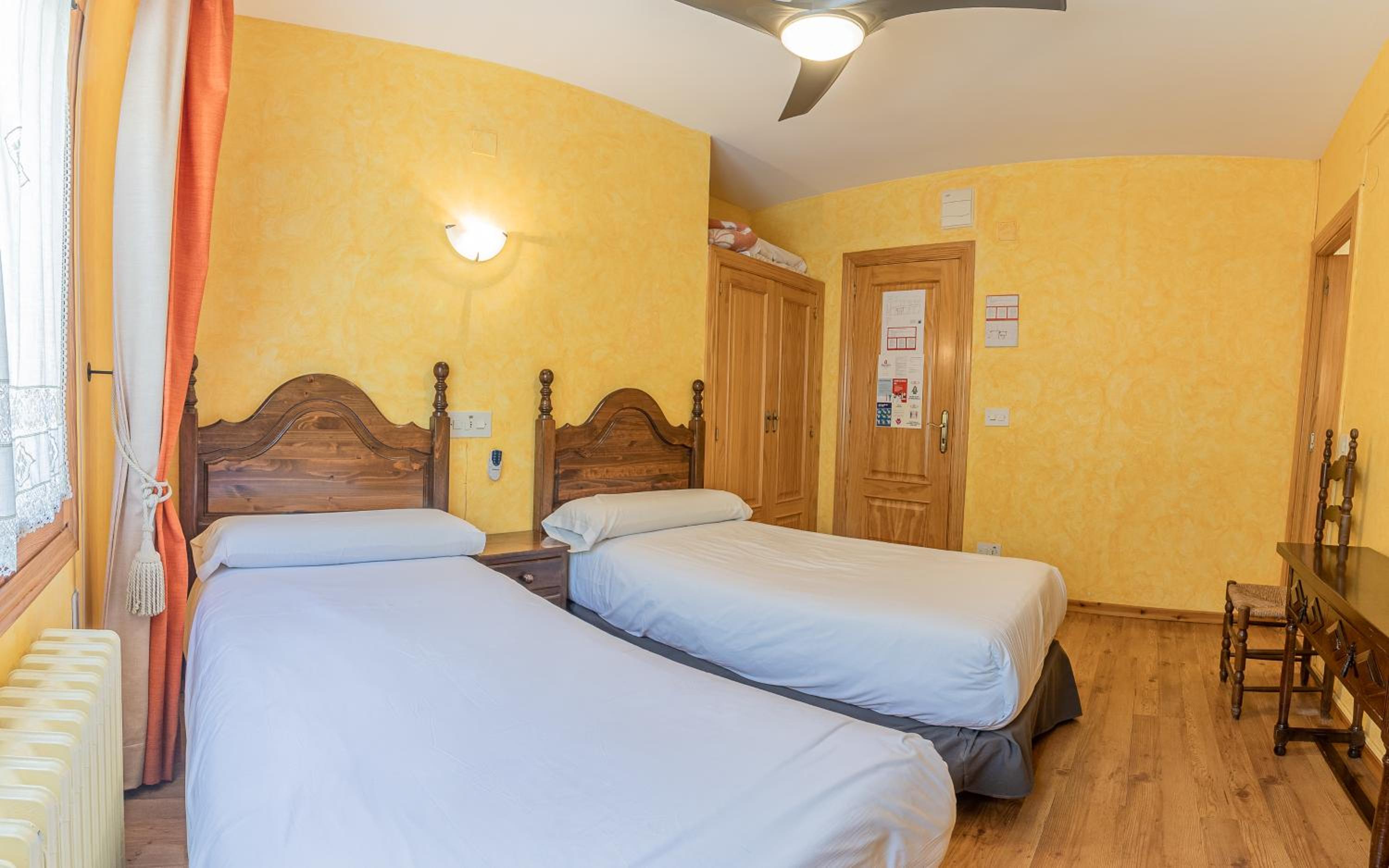 Twin Room - Photo 9