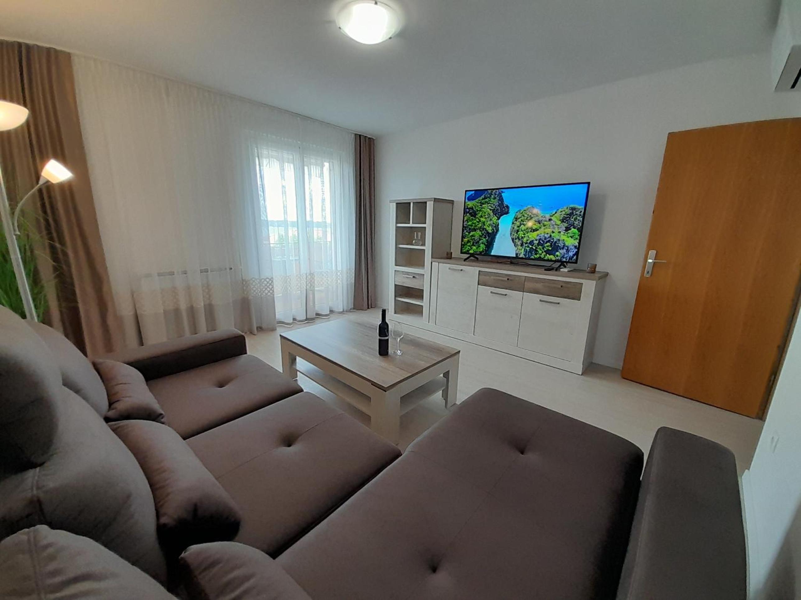 One-Bedroom Apartment photo 1