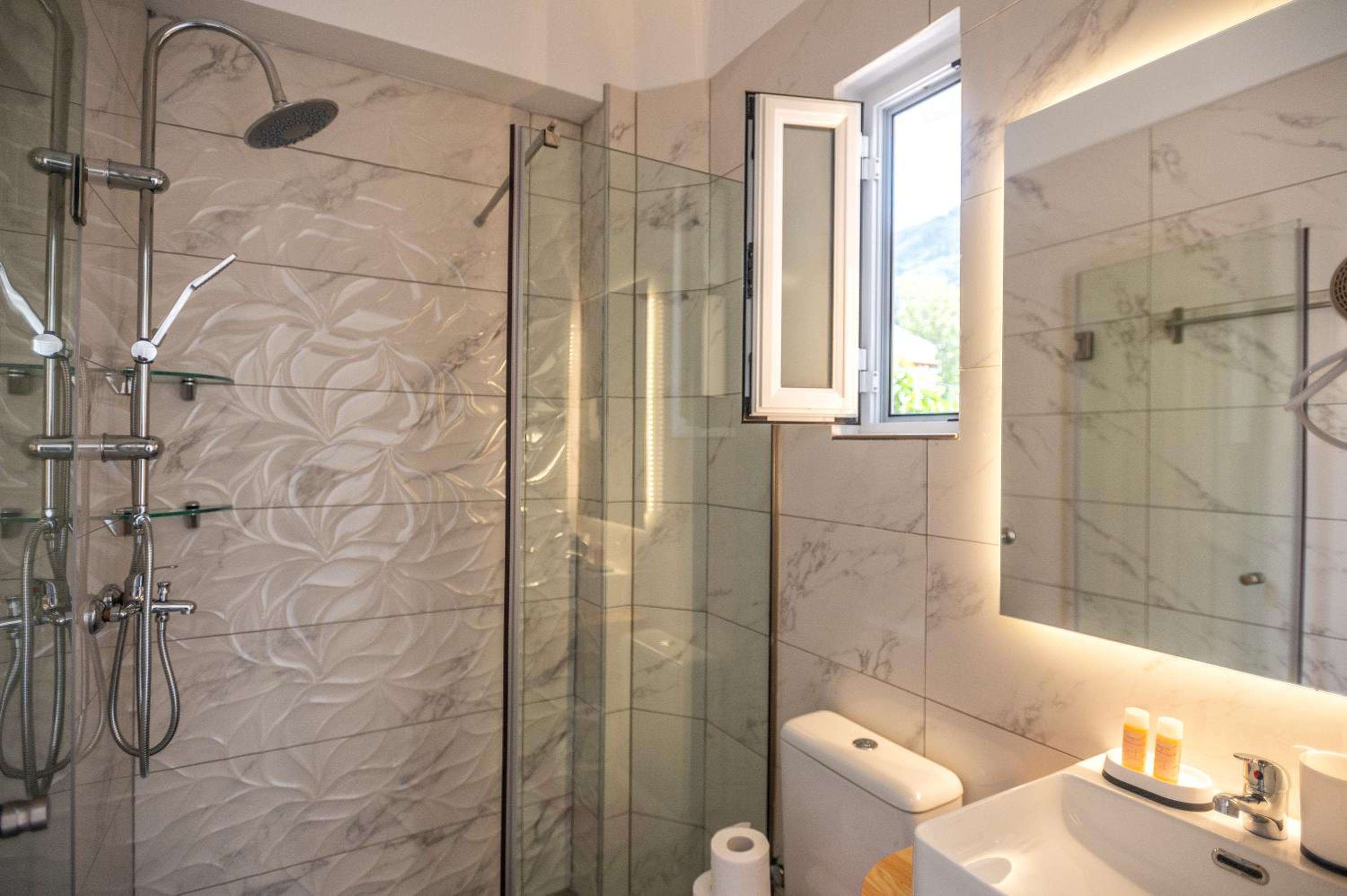 Standard Double Room - Photo 19