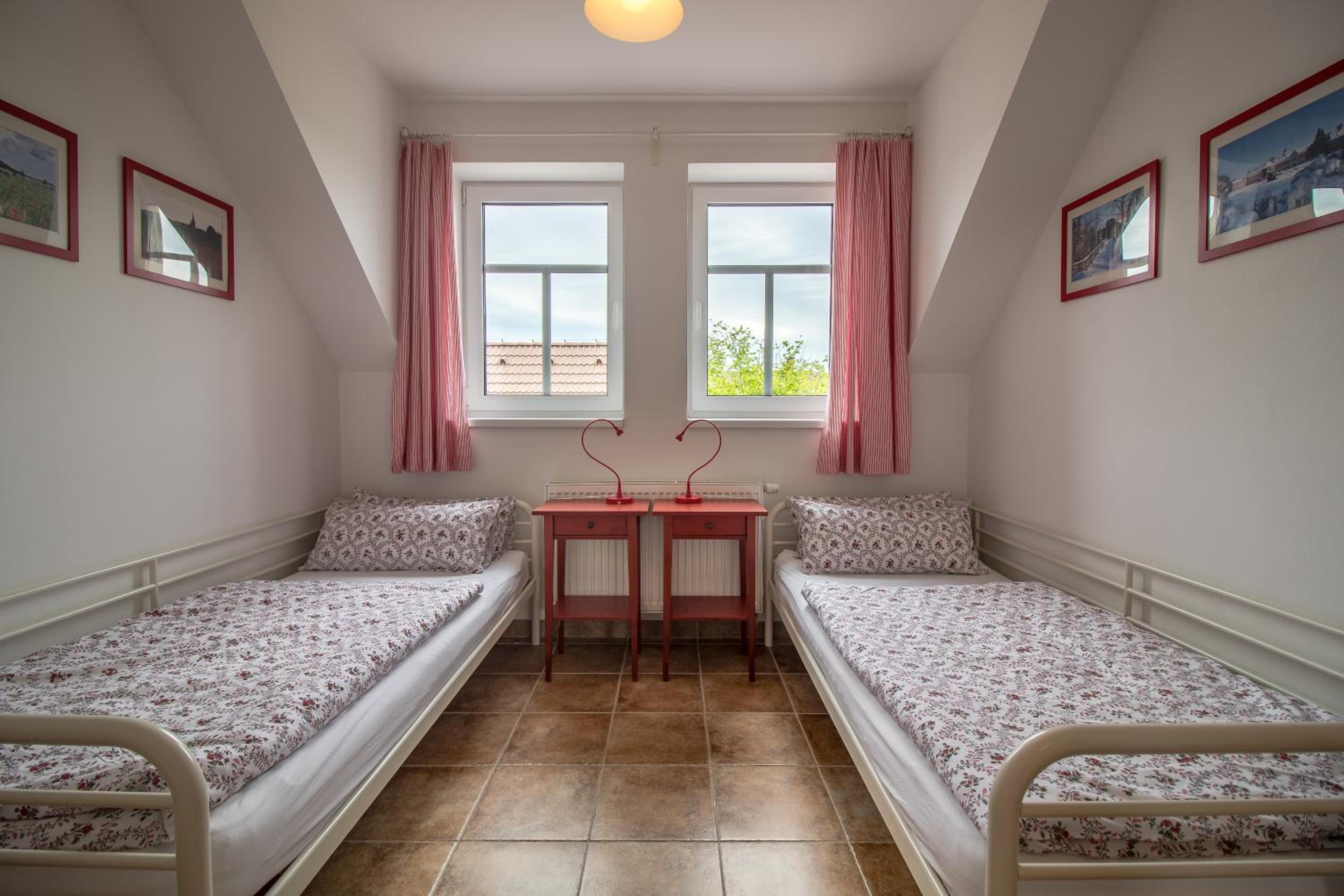 One-Bedroom Apartment (4-5 Adults) photo 2