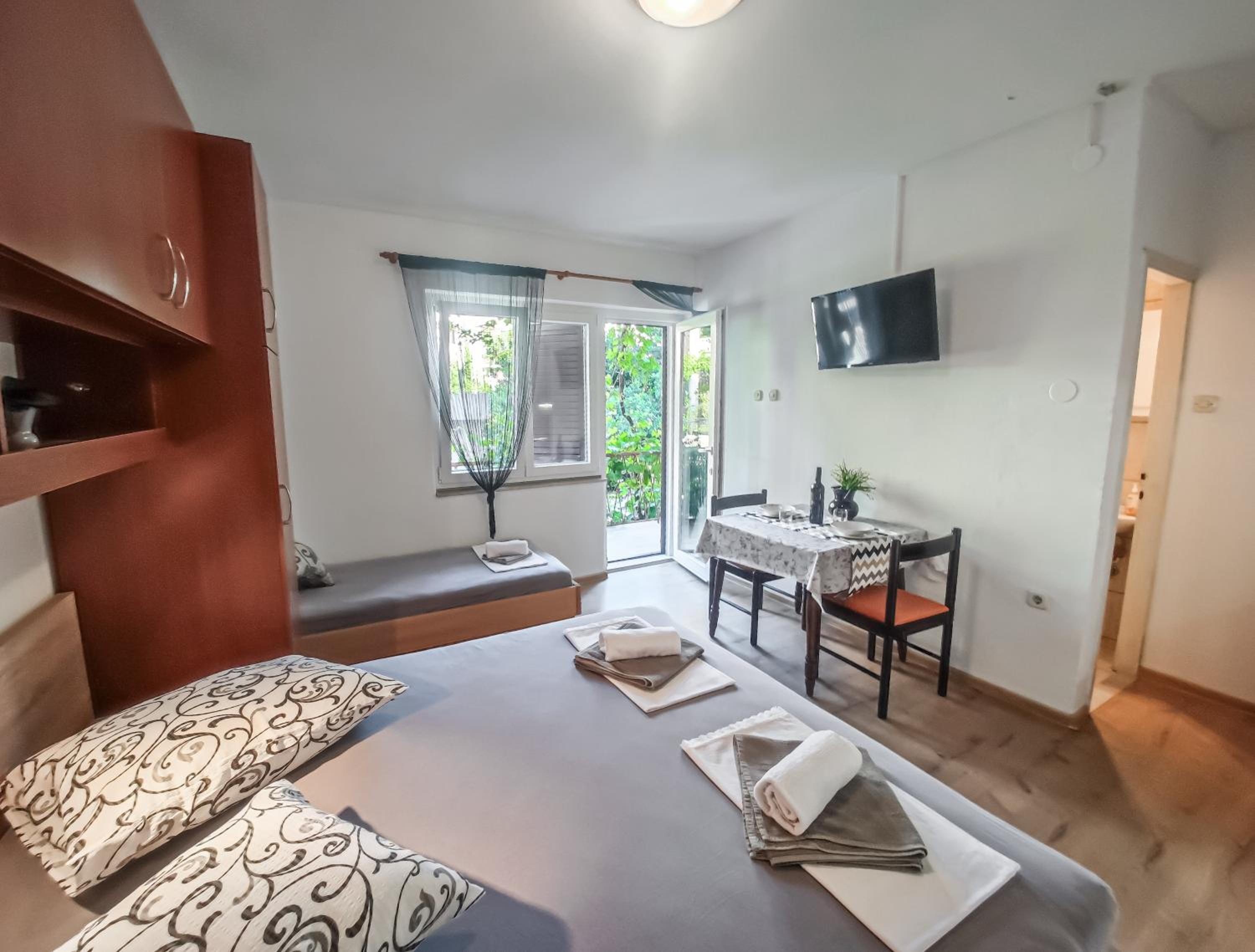 Apartment With Garden View