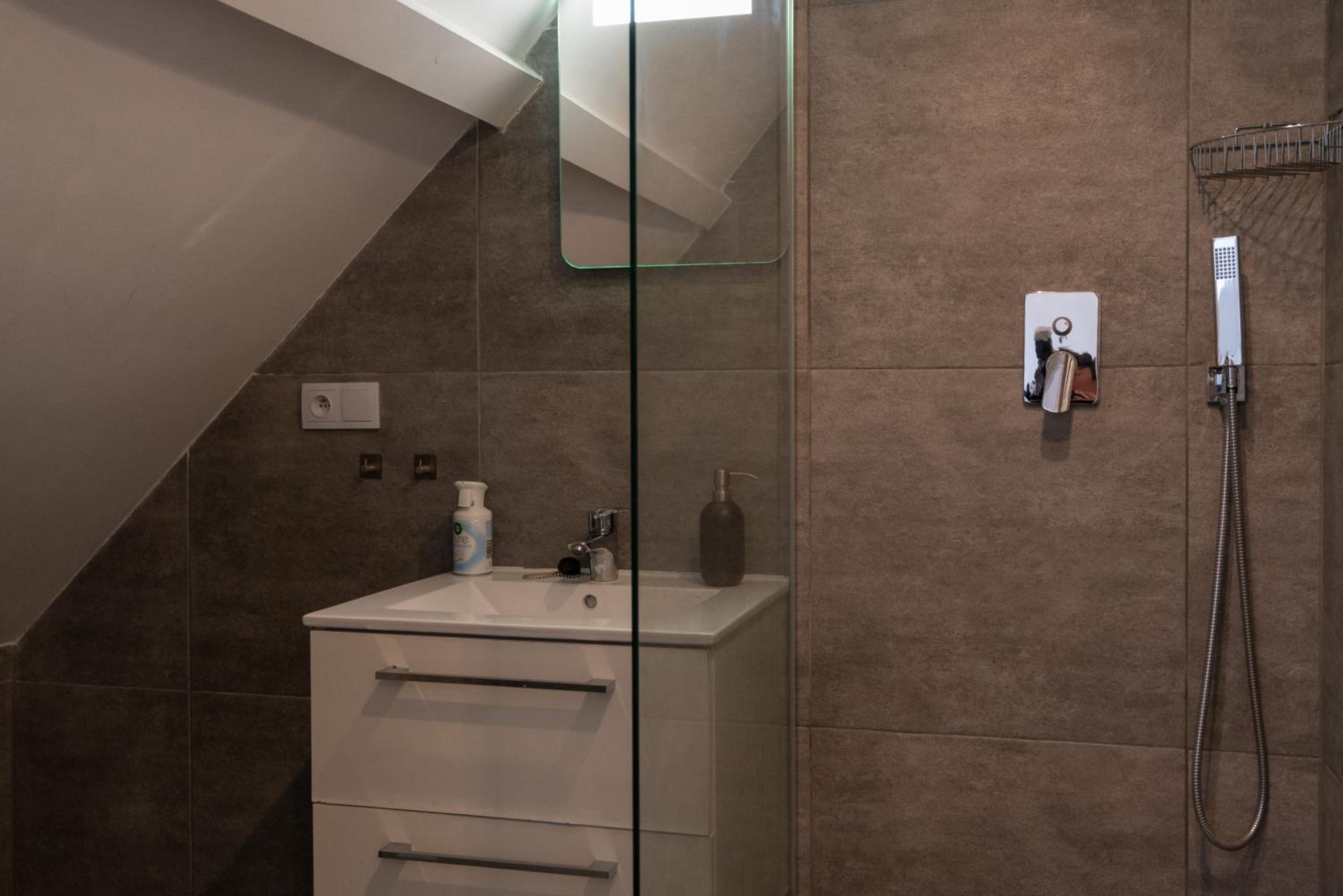 Deluxe Double Room with Shower photo 3
