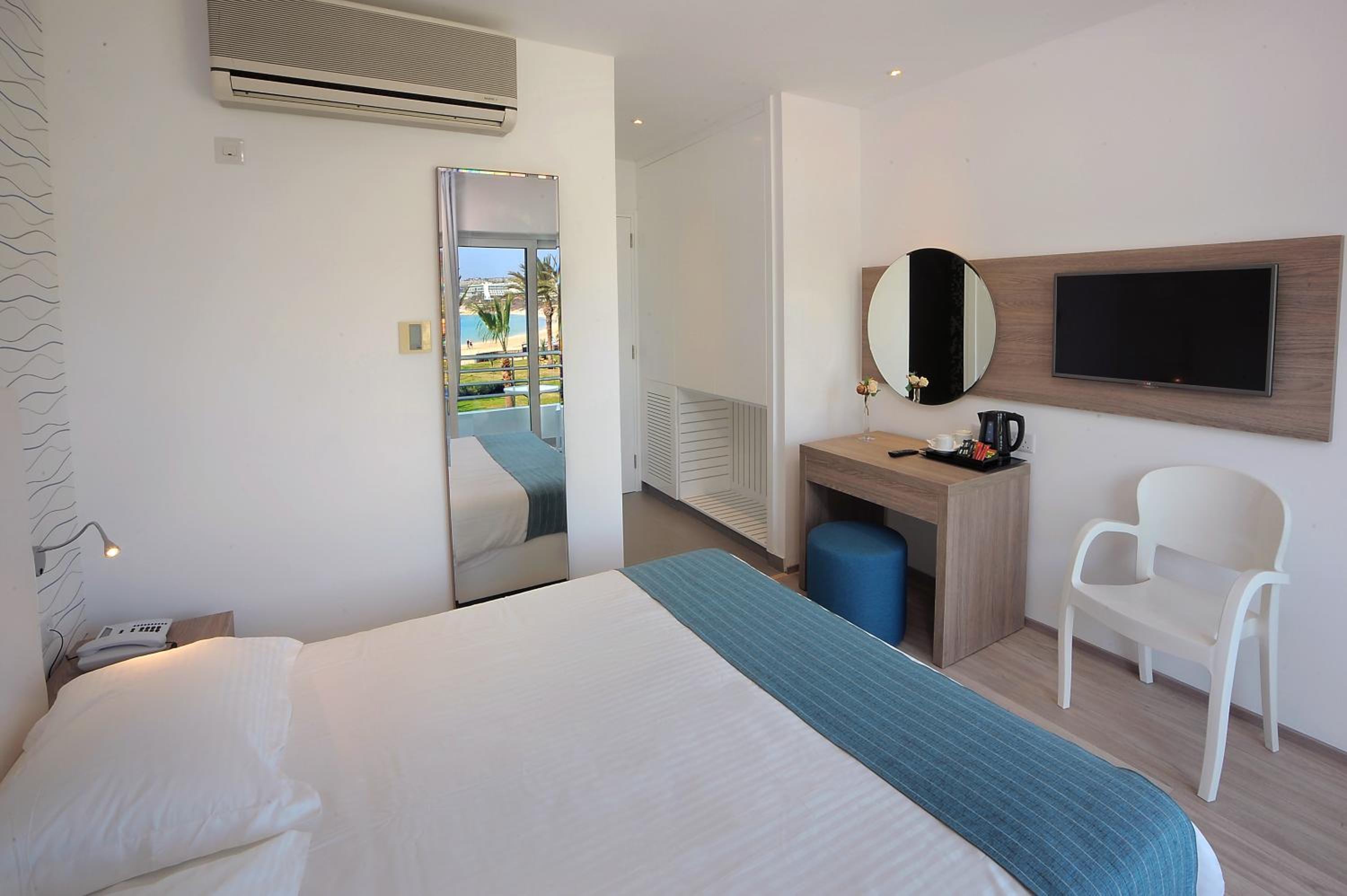 Double or Twin Room with Side Sea View photo 2