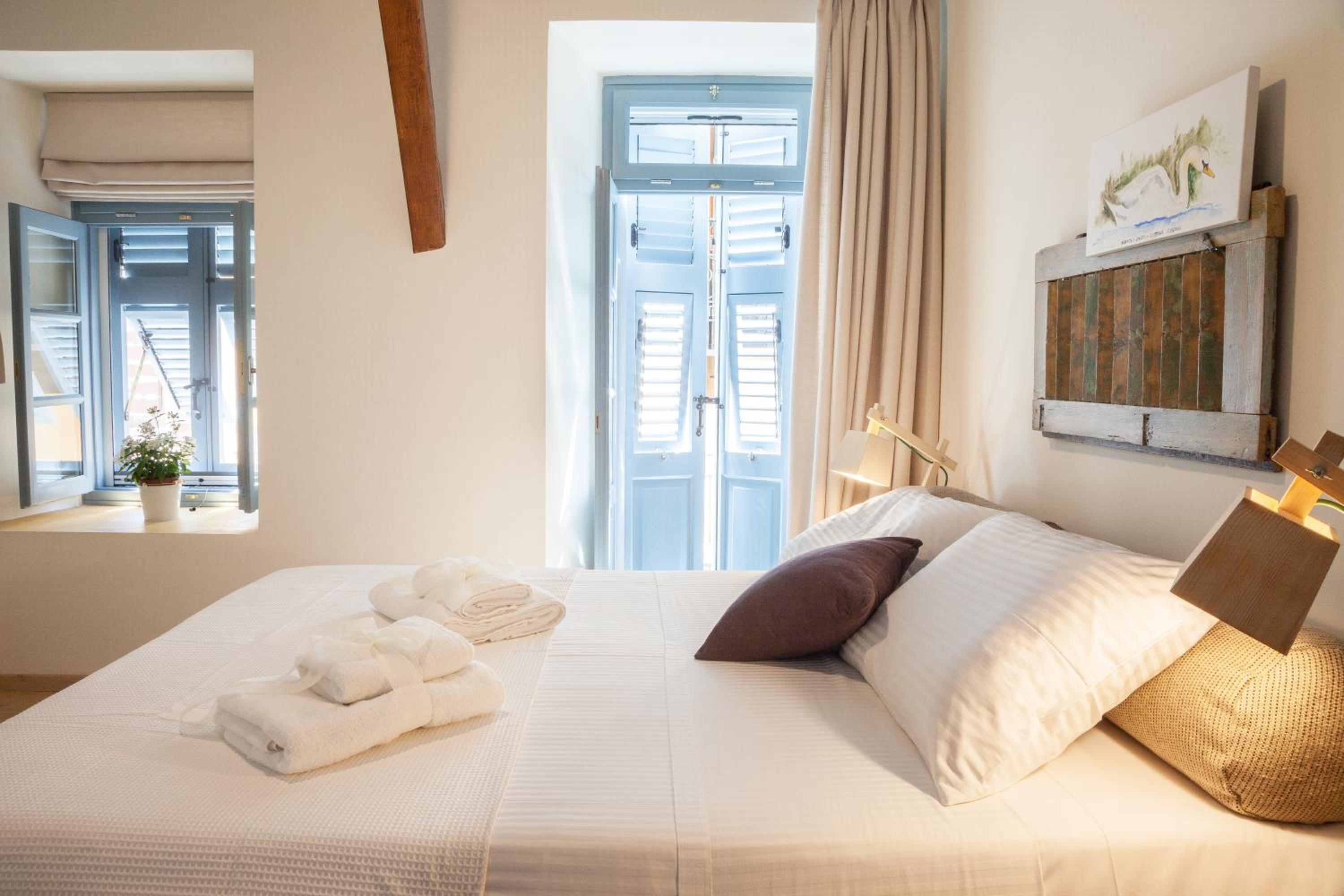 Deluxe Double Room with Balcony photo 3