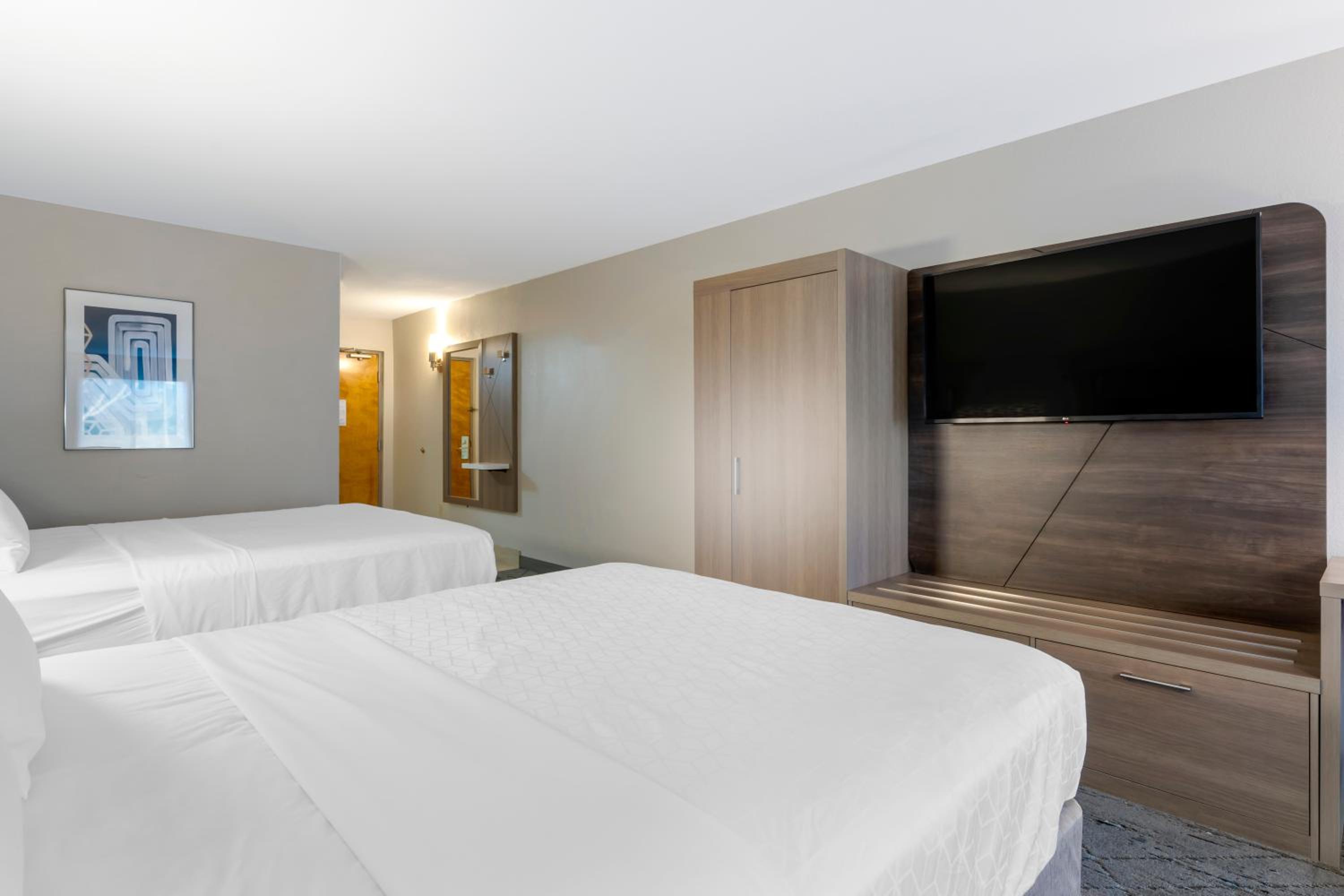 Standard Queen Room with Two Queen Beds - Photo 12