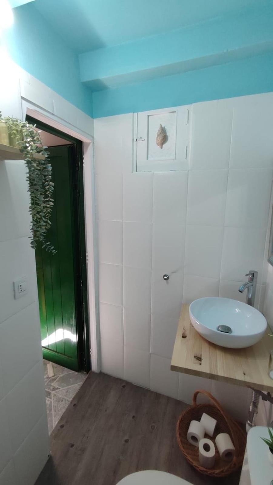 Standard Twin Room with Shared Bathroom photo 2