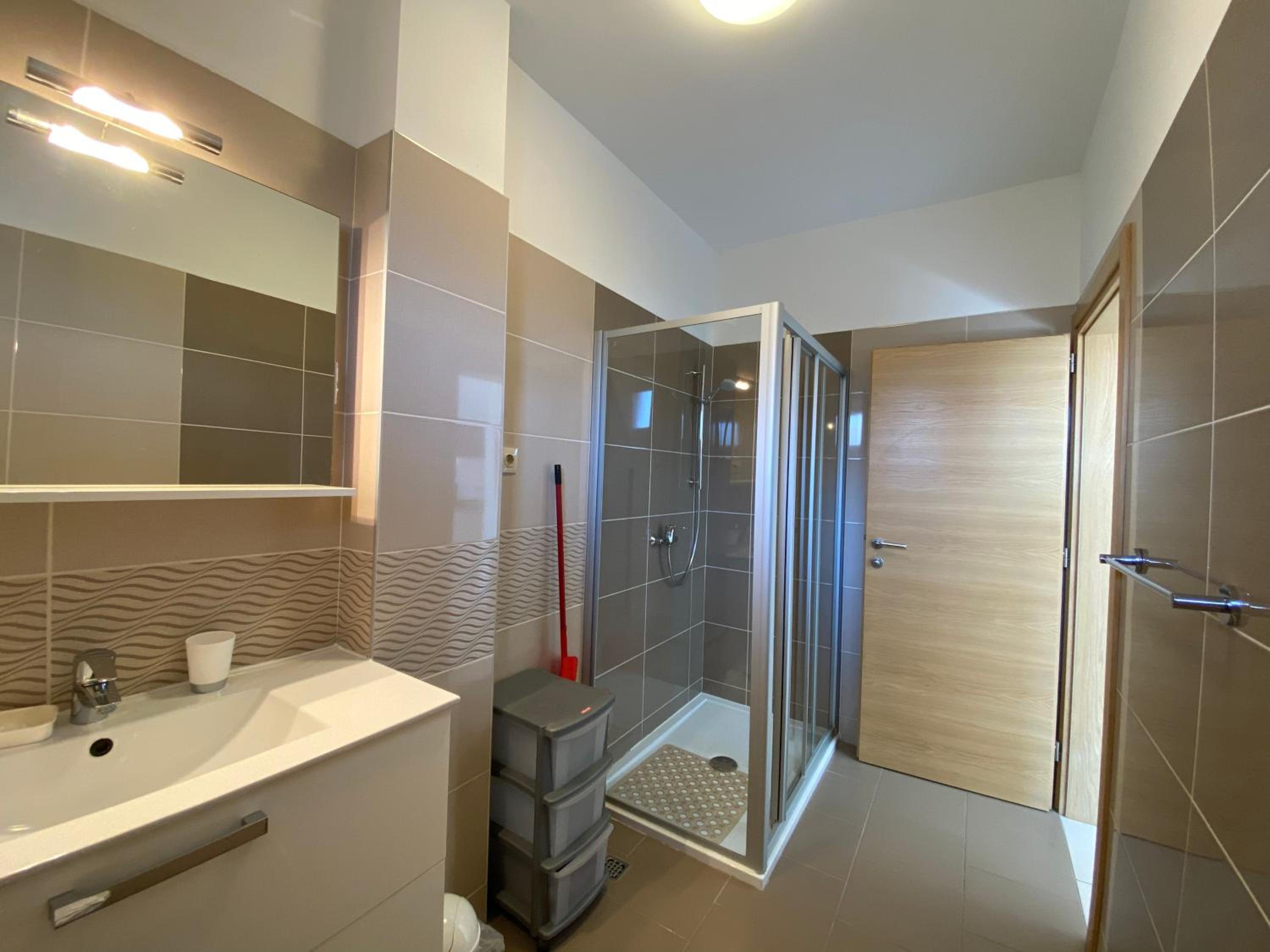 Luxury One-Bedroom Apartment with Terrace - Photo 8