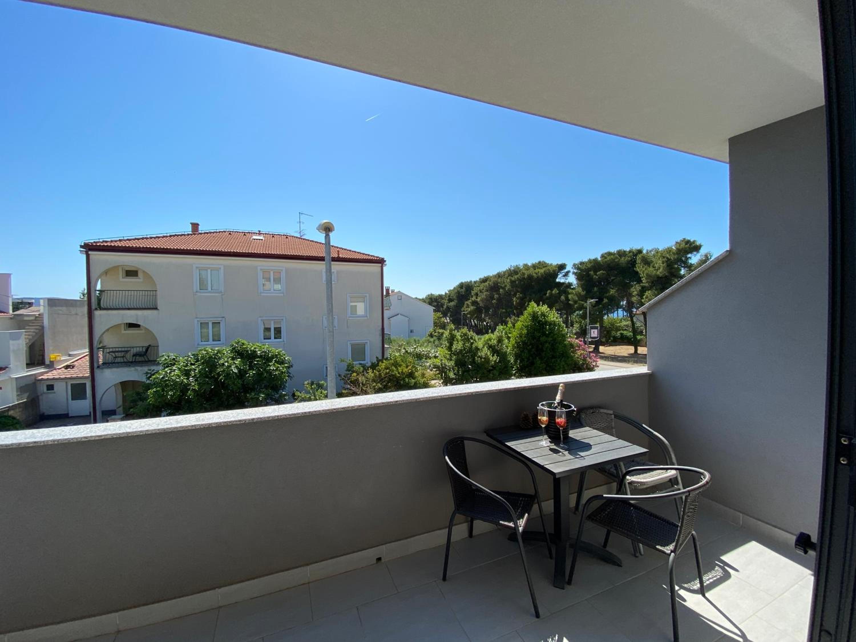 Luxury One-Bedroom Apartment with Terrace - Photo 6