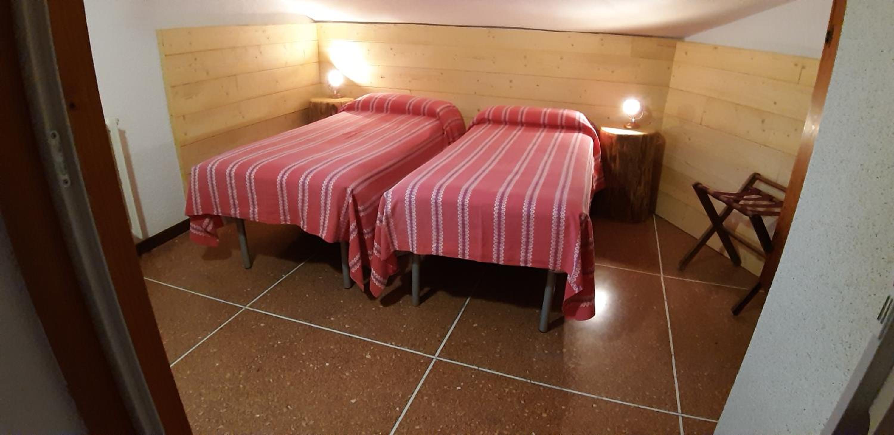 Economy Triple Room photo 2
