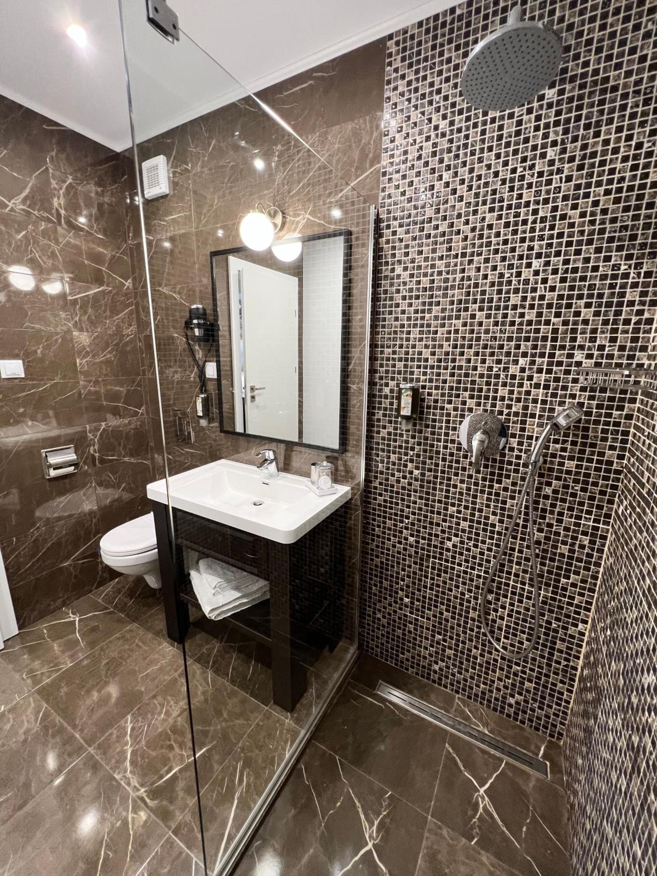 Deluxe Double or Twin Room with Balcony - Photo 25