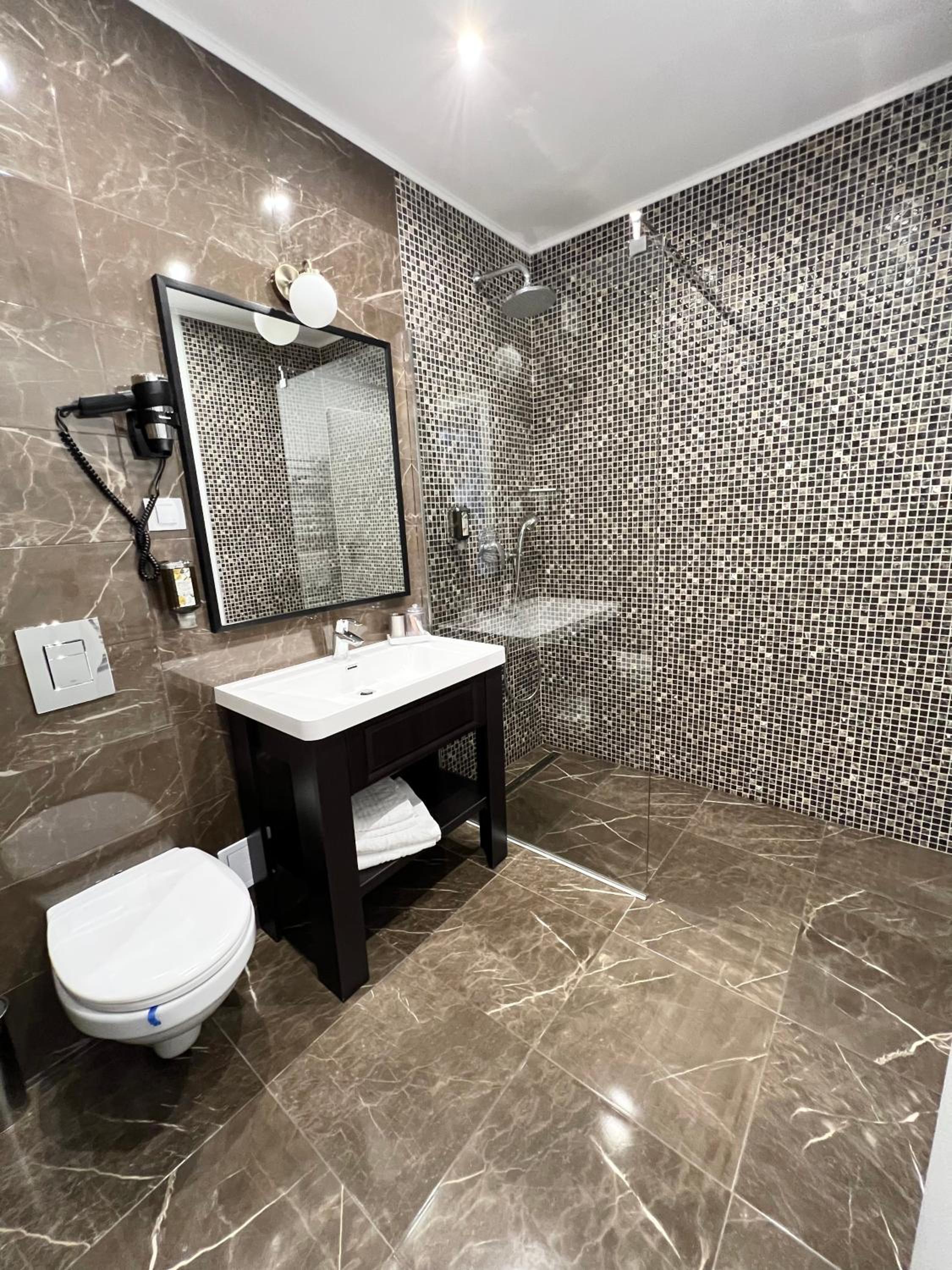 Deluxe Double or Twin Room with Balcony - Photo 24