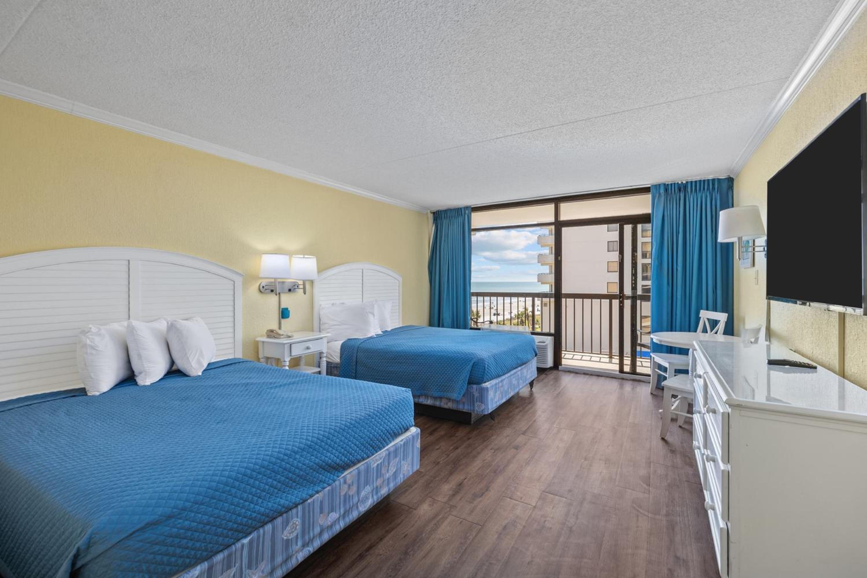Standard Queen Room with Two Queen Beds and Ocean View - Photo 4